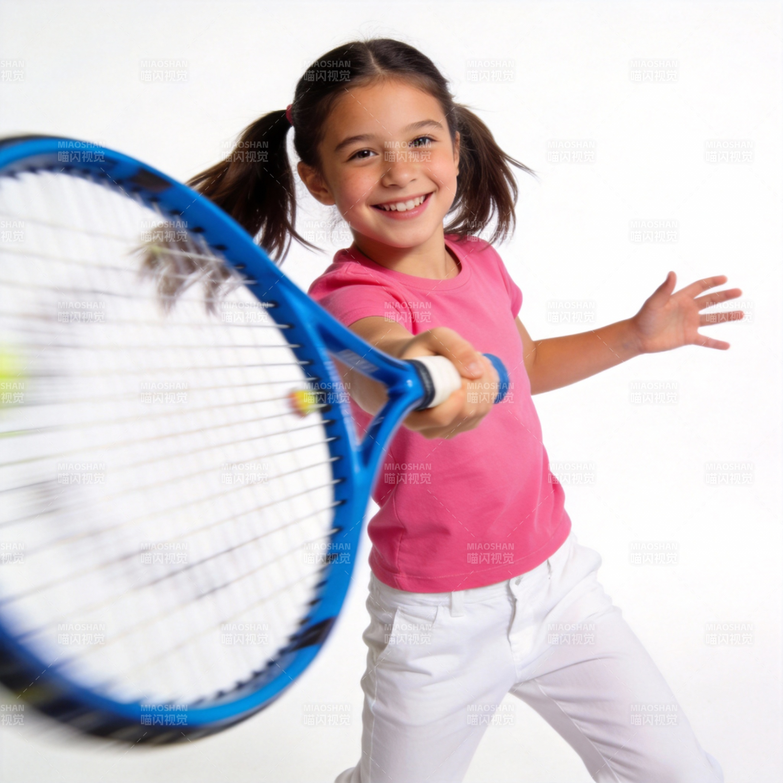 小女孩打网球图片