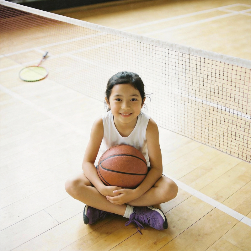 小女孩抱篮球微笑图片