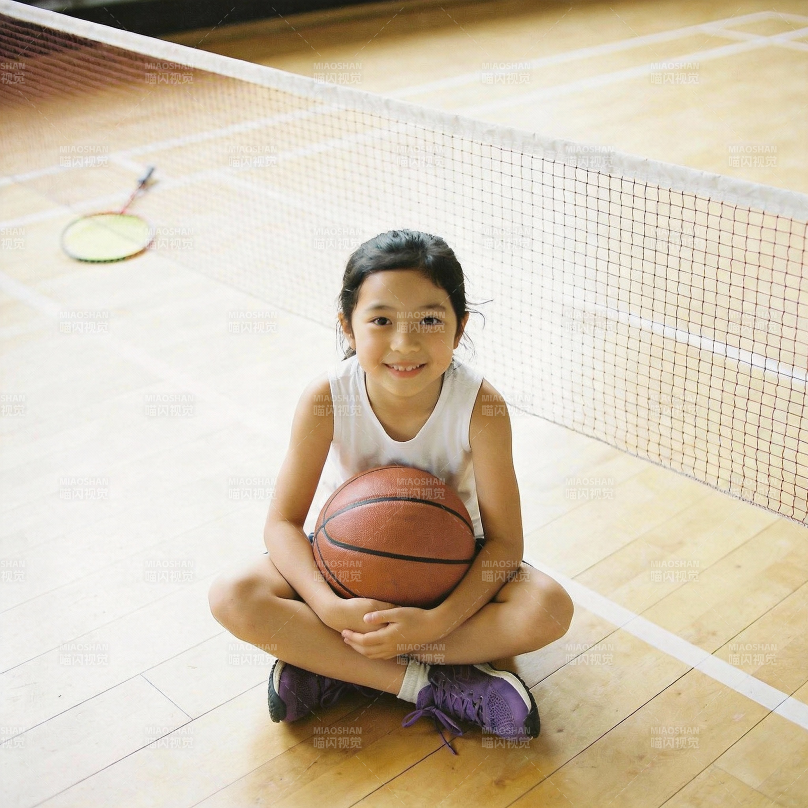 小女孩抱篮球微笑图片