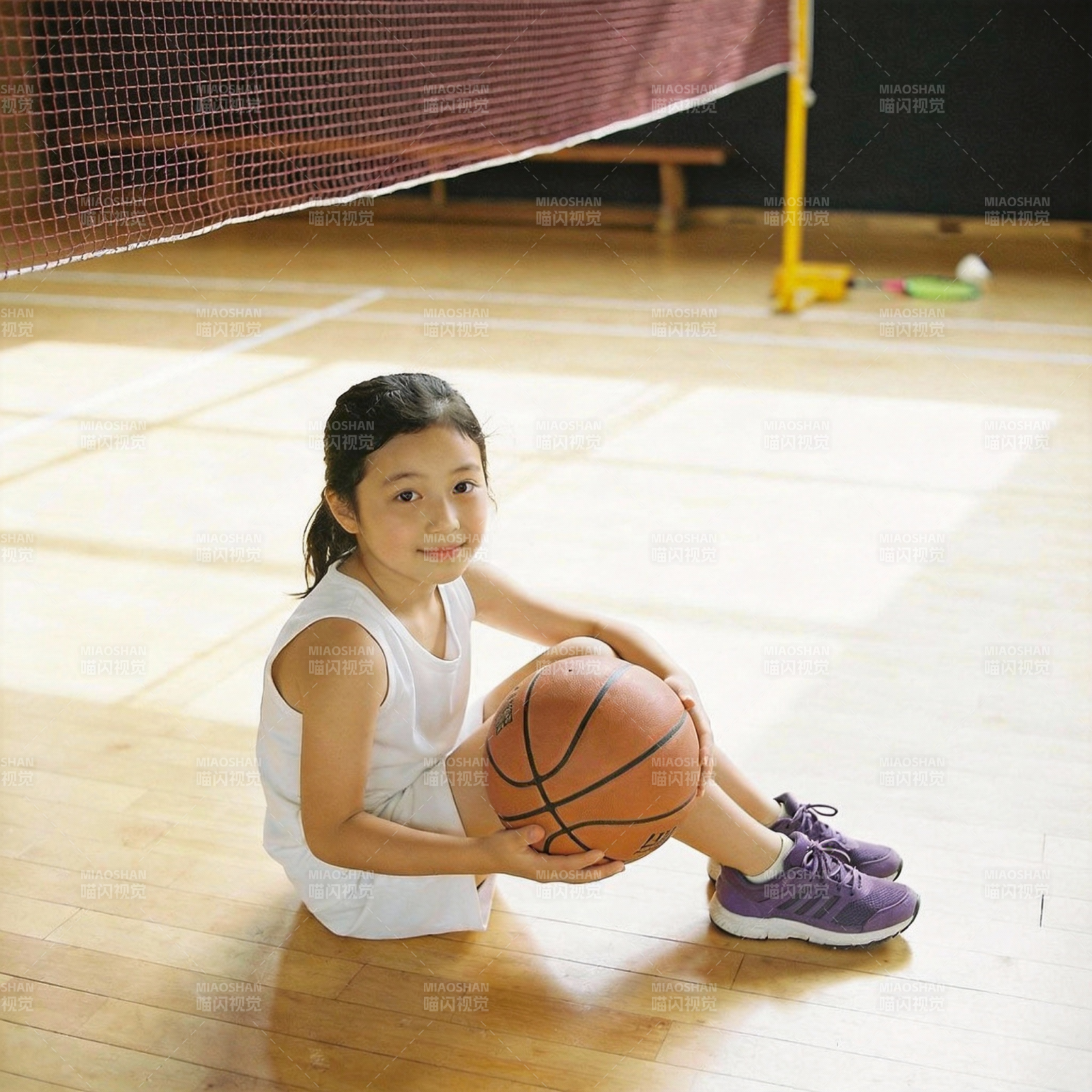 小女孩抱着篮球微笑图片