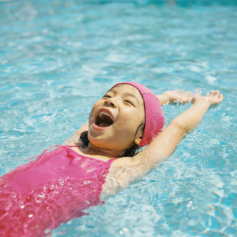 小女孩水中畅游图片