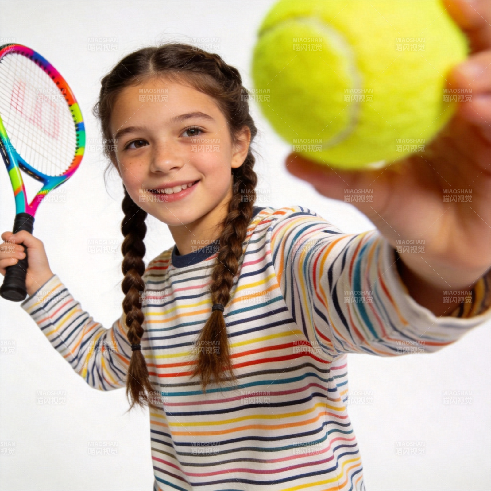 小女孩打网球图片