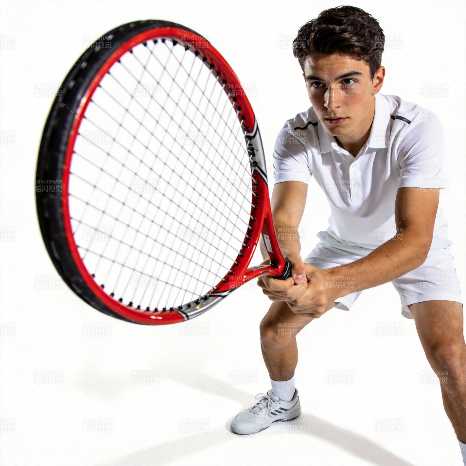 网球选手准备击球图片