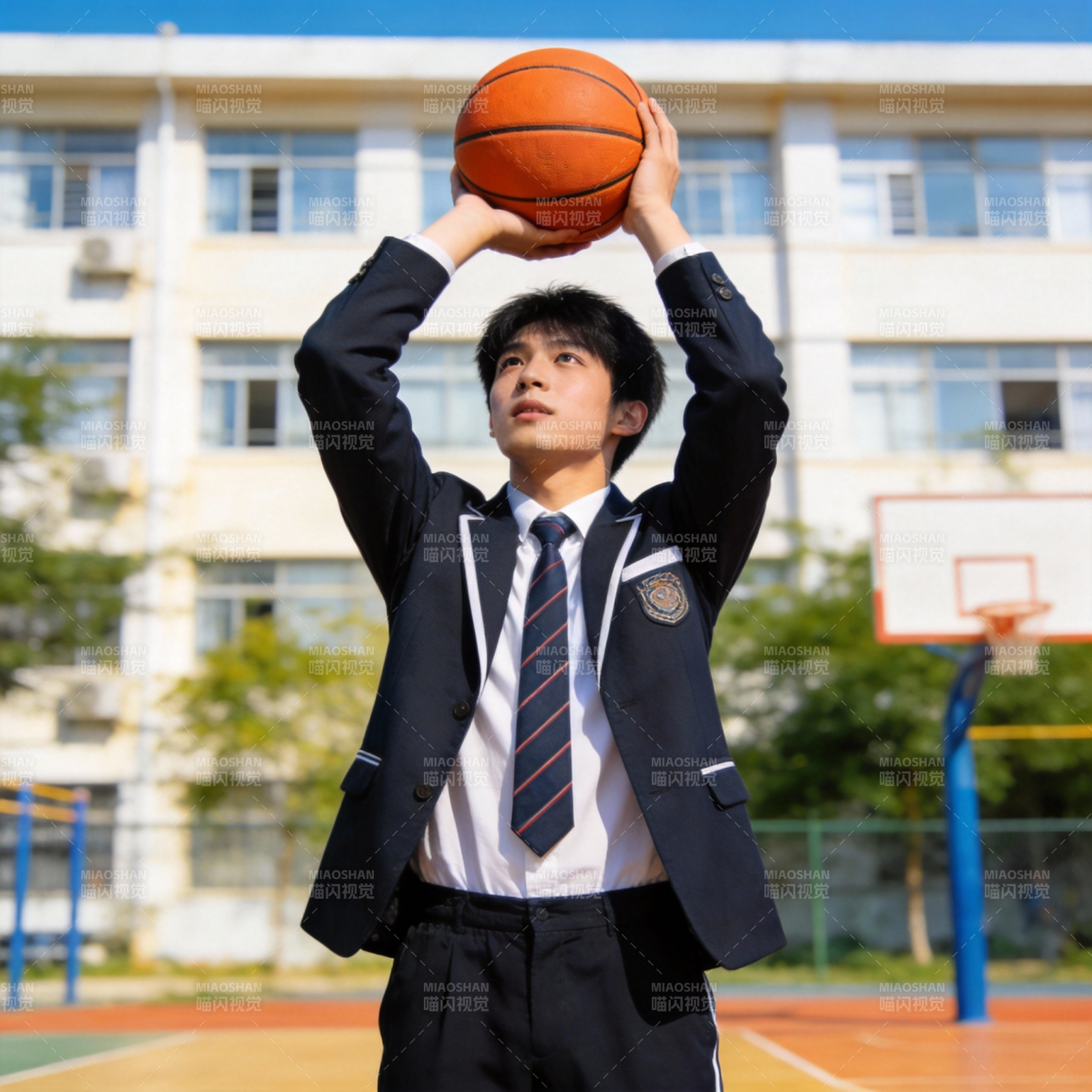 校服少年投篮瞬间图片