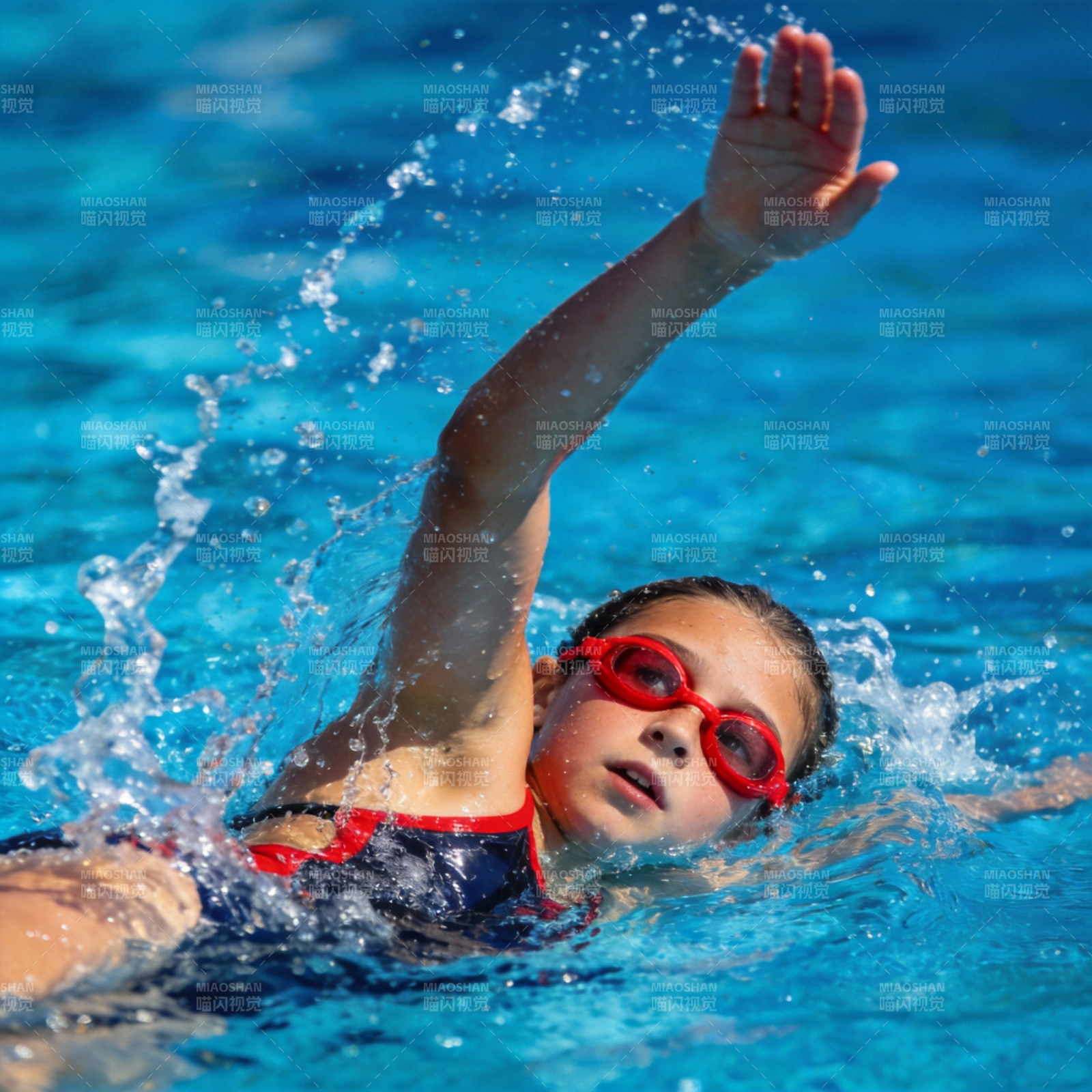 泳池中的小女孩图片