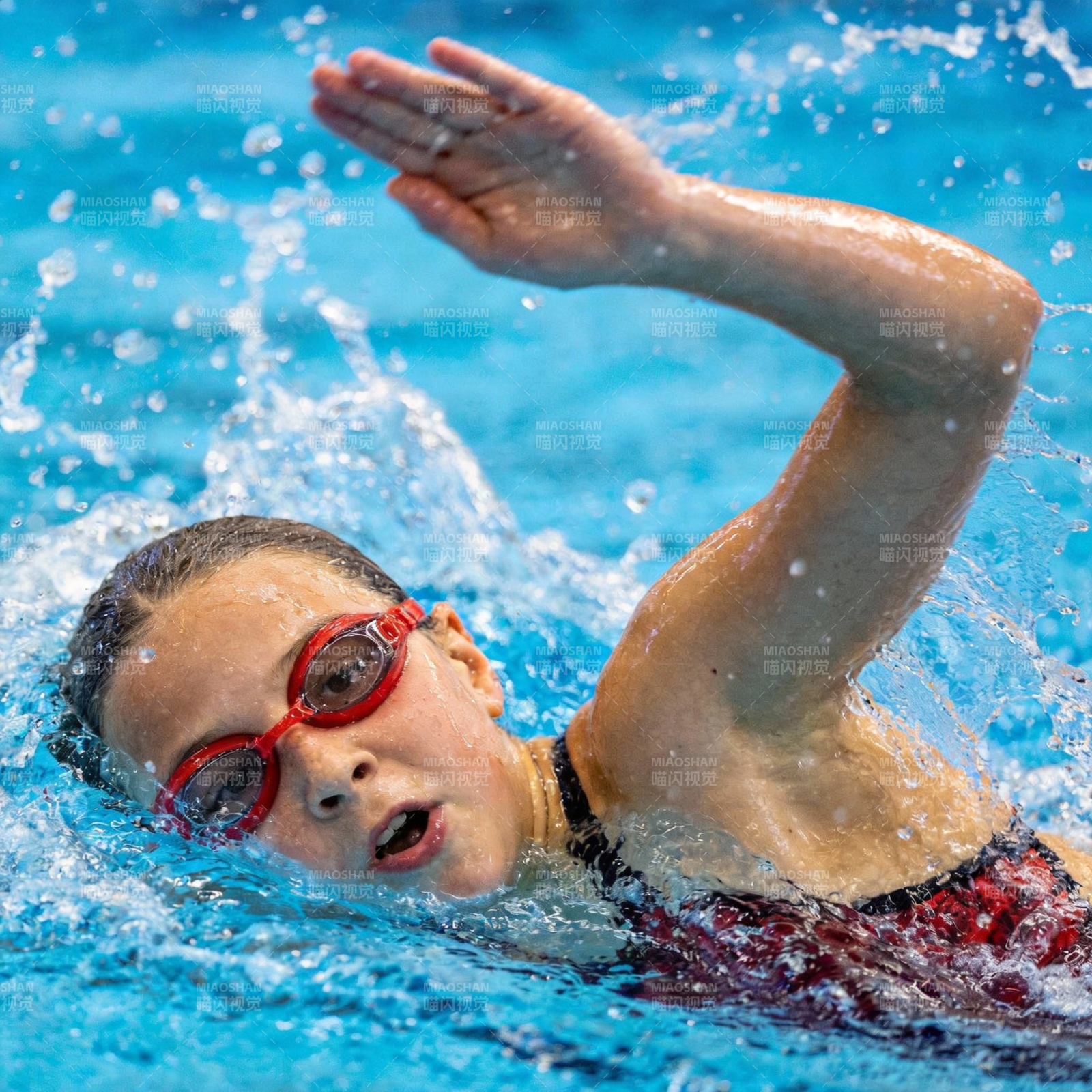 泳者奋力划水图片