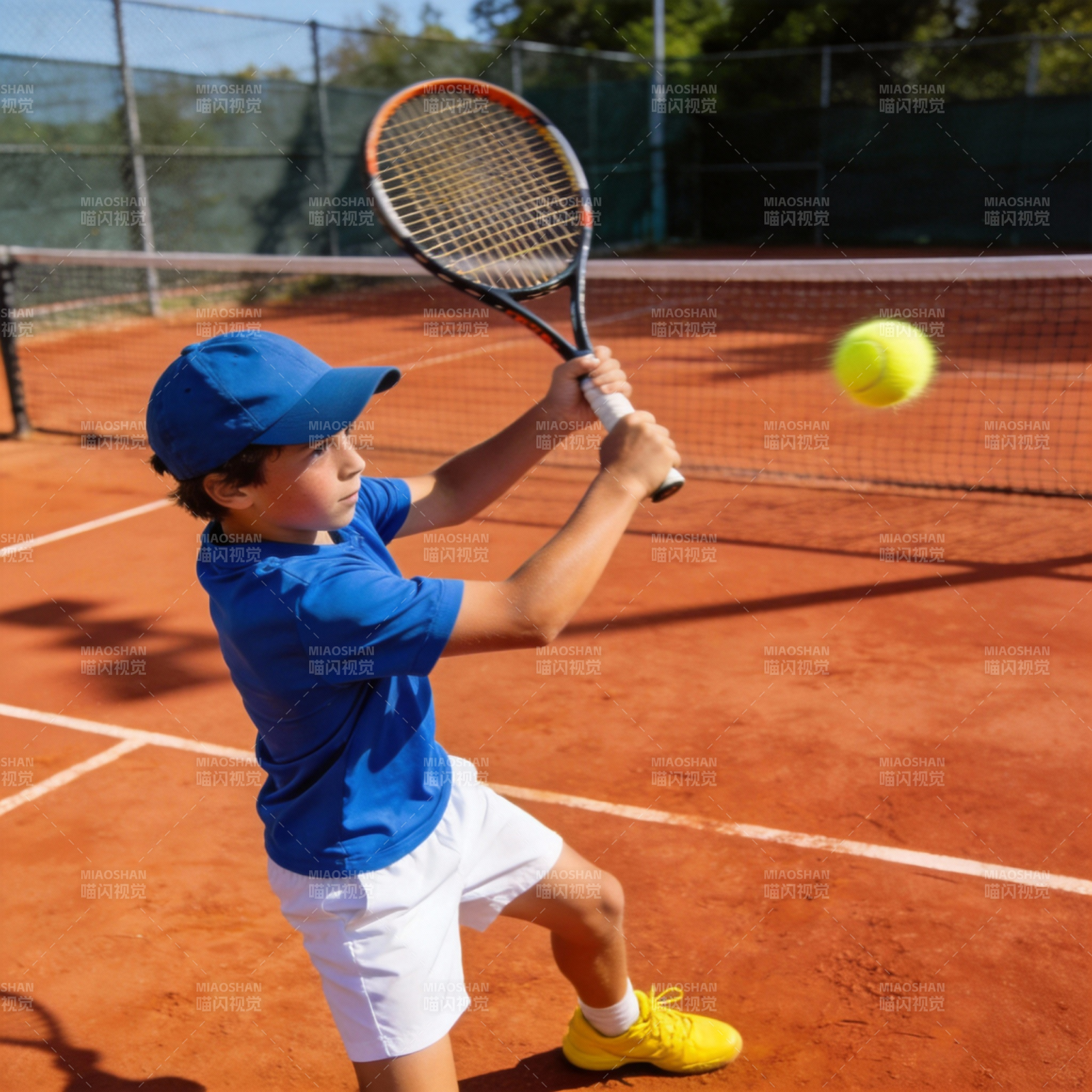 少年挥拍击网球图片