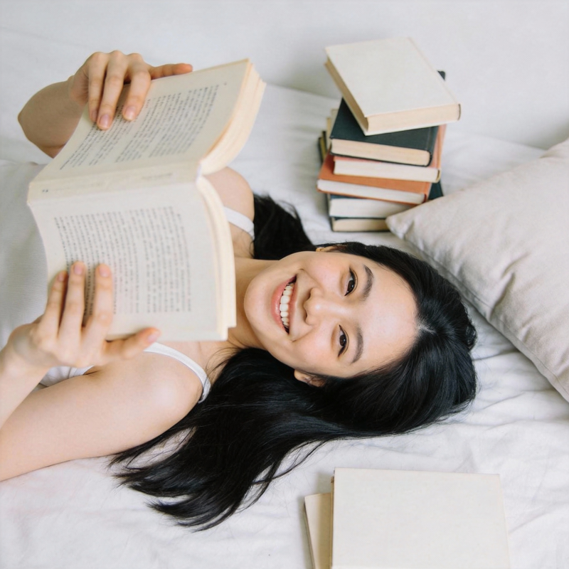 床榻读书笑颜图片