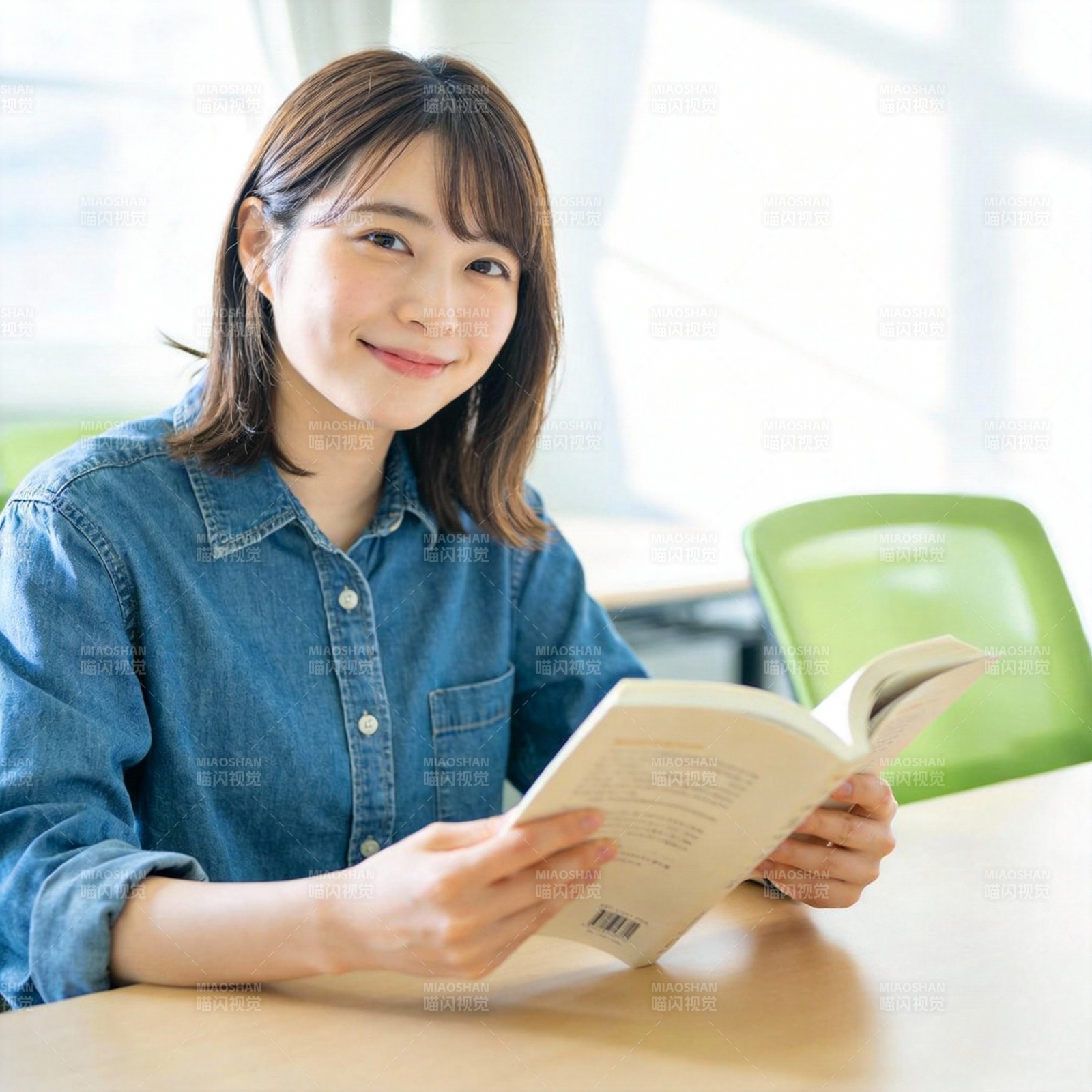 女生阅读微笑图片