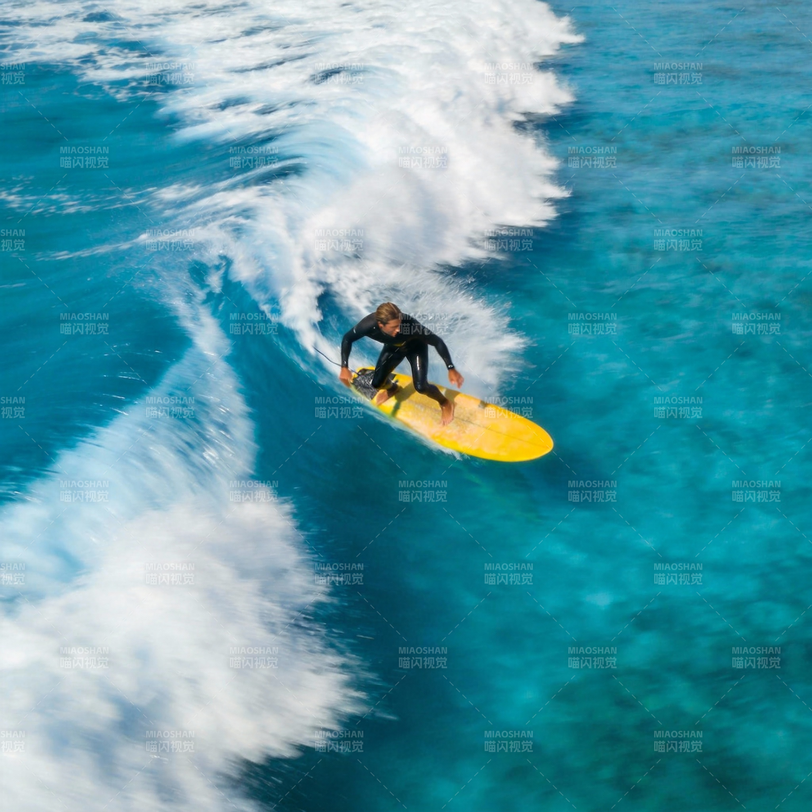 冲浪者驾驭碧浪图片