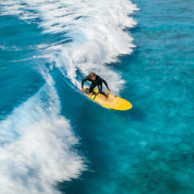 冲浪者驾驭碧浪图片