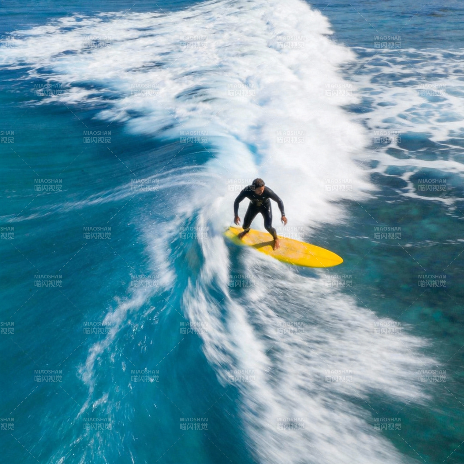 冲浪者乘风破浪图片