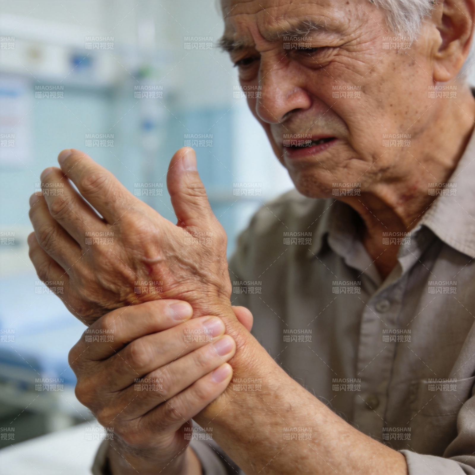 老人手痛就医图片