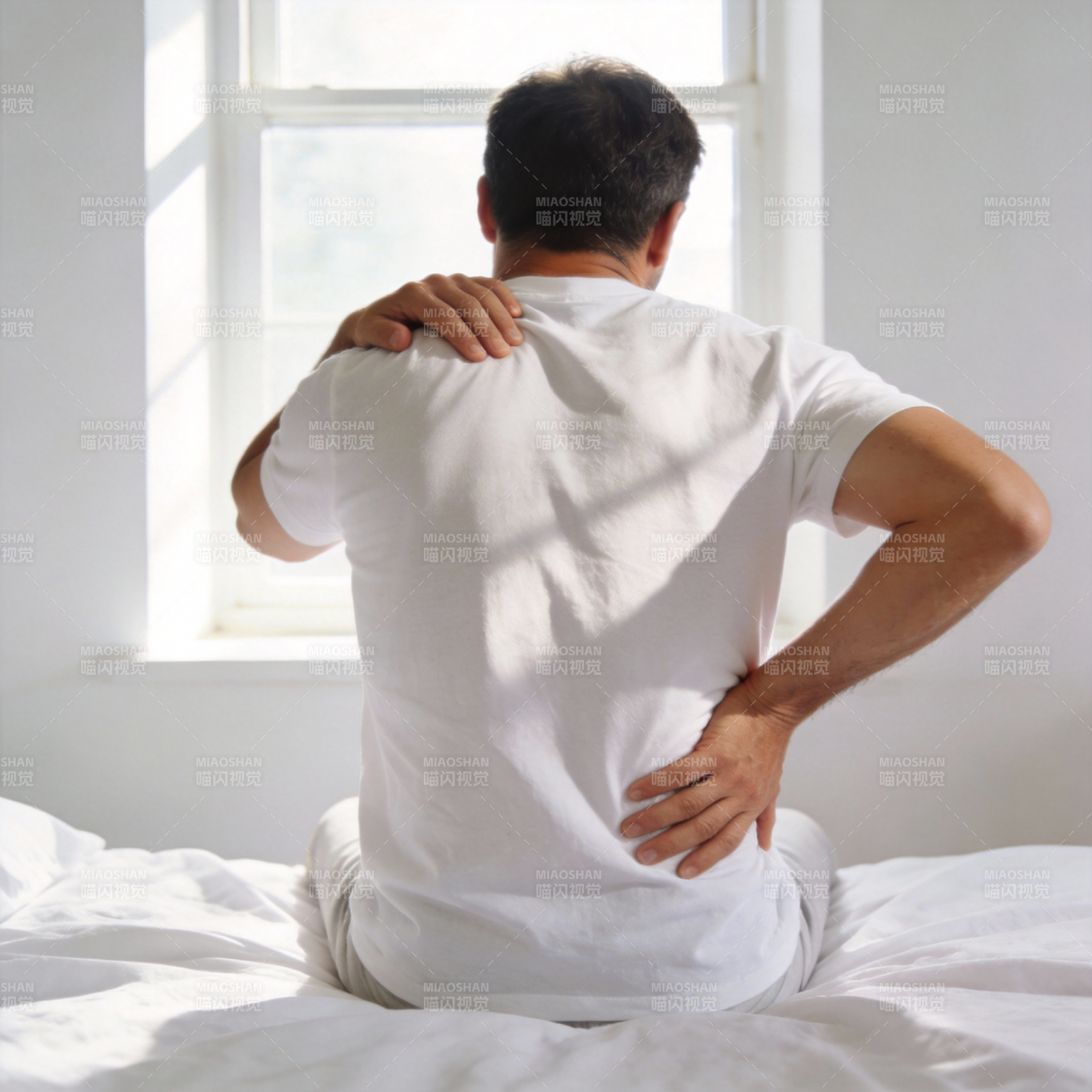 背痛困扰中年男图片