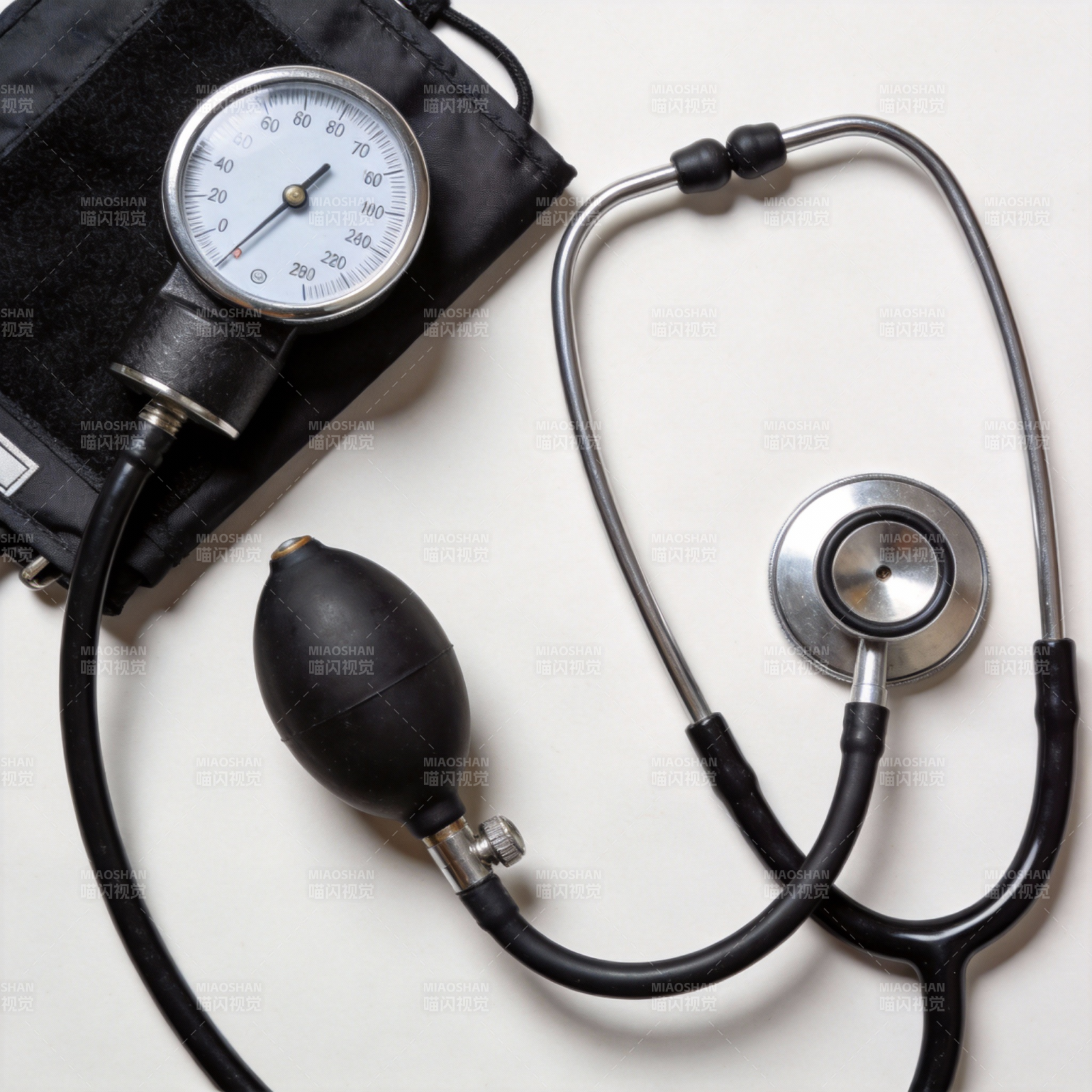 血压计与听诊器图片