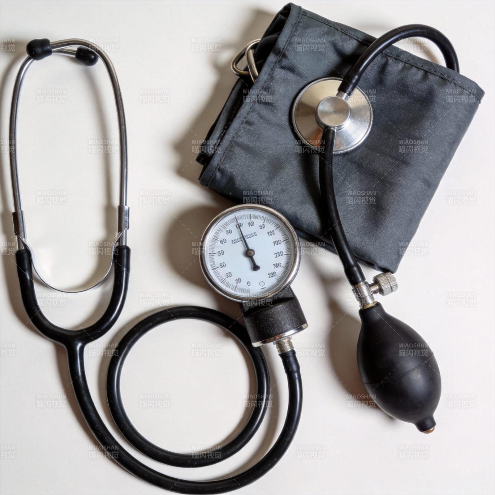 血压计与听诊器图片