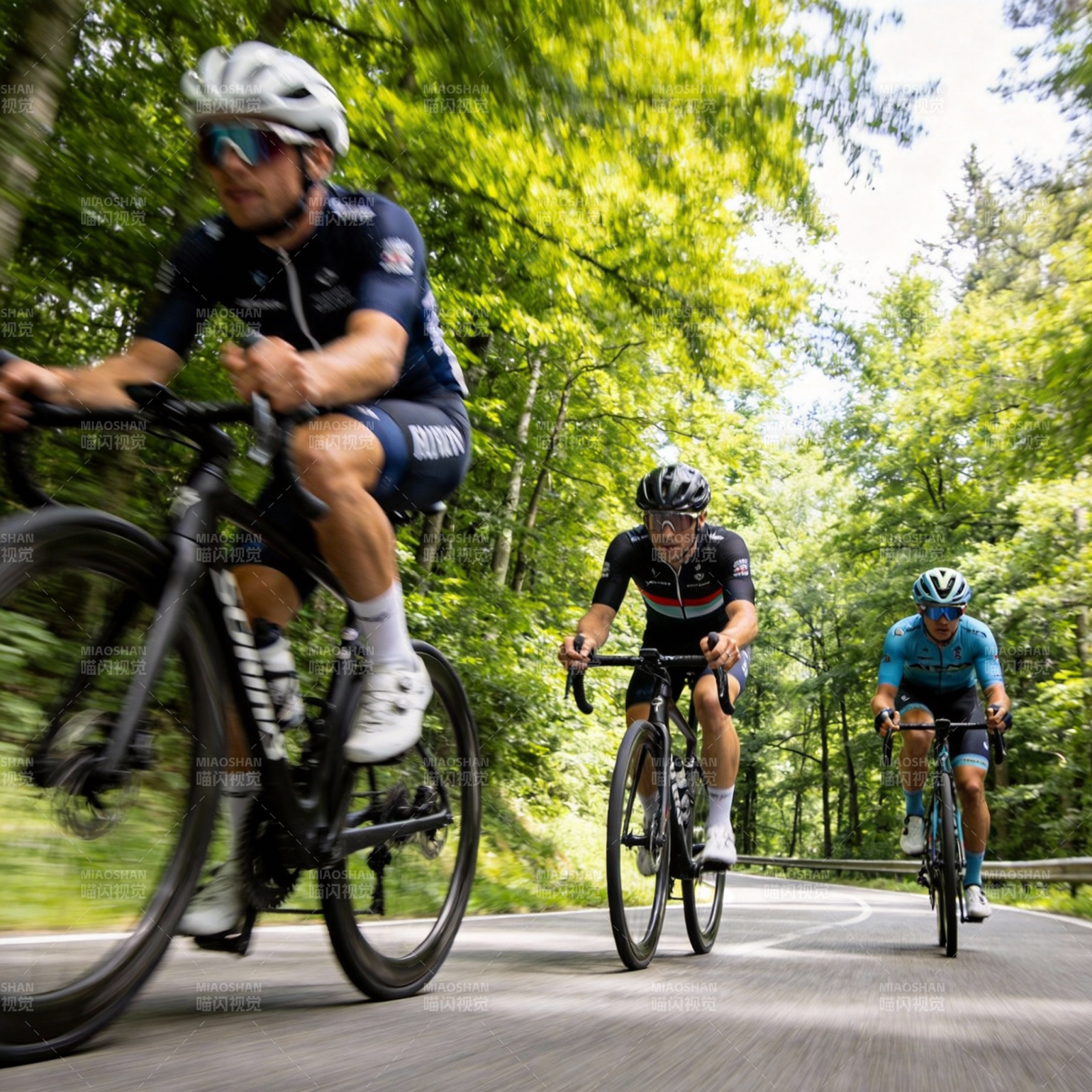 林间骑行三人行图片