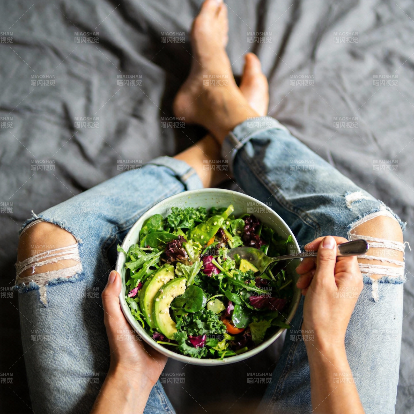 床榻上的健康沙拉图片