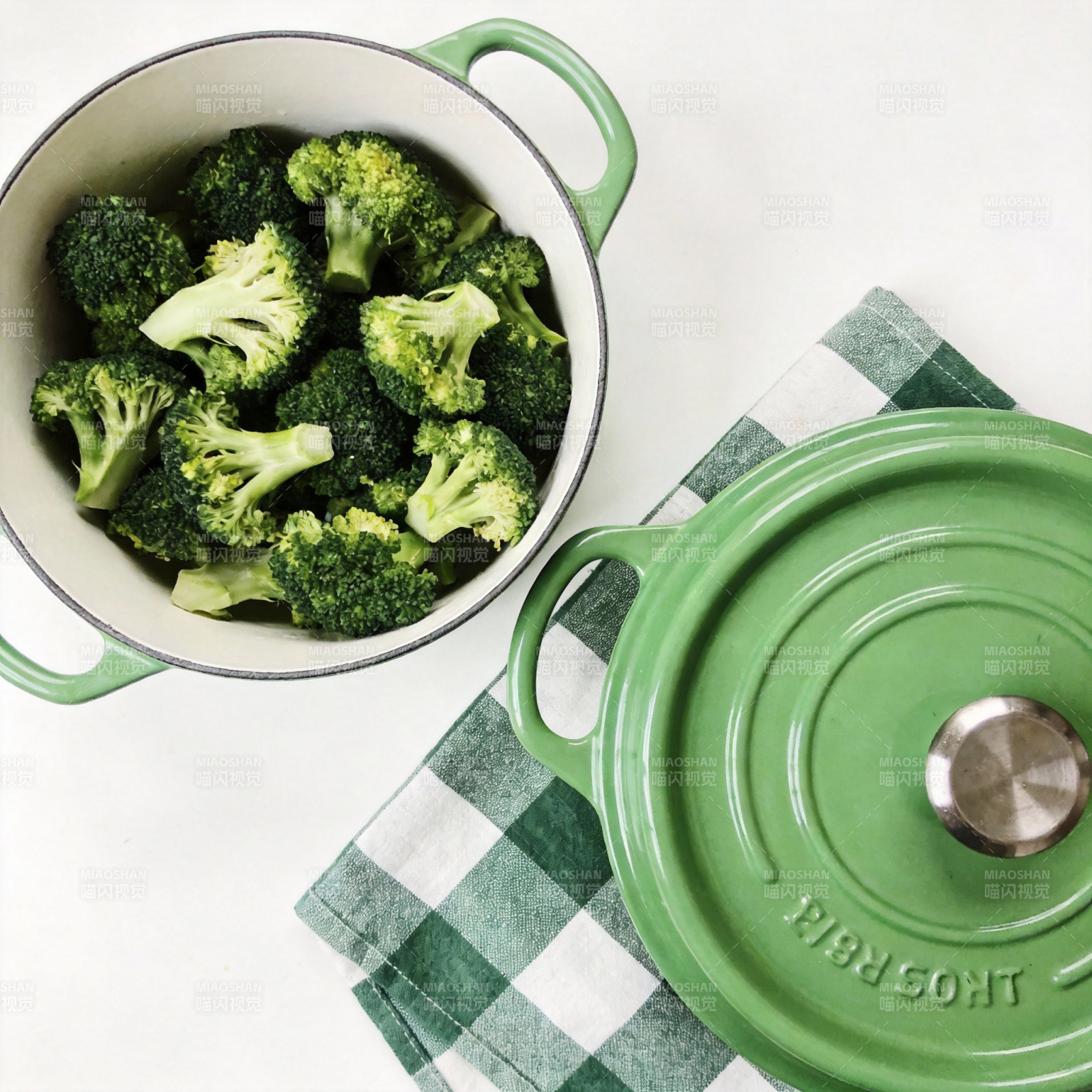 绿锅煮西兰花图片
