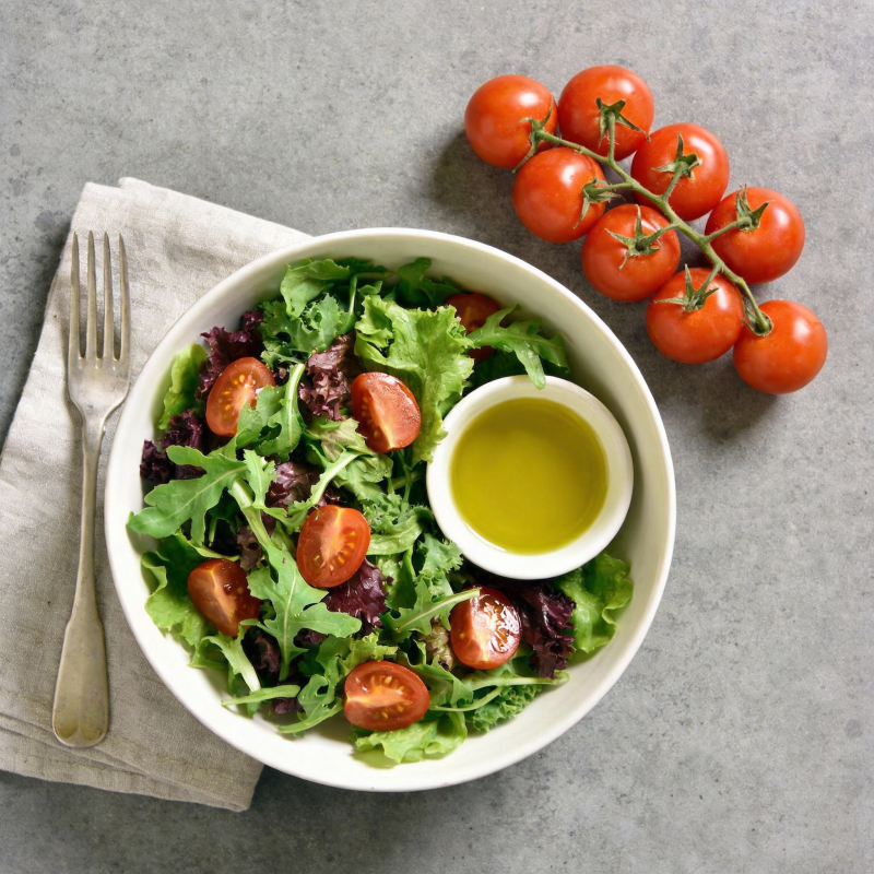 新鲜沙拉配橄榄油图片