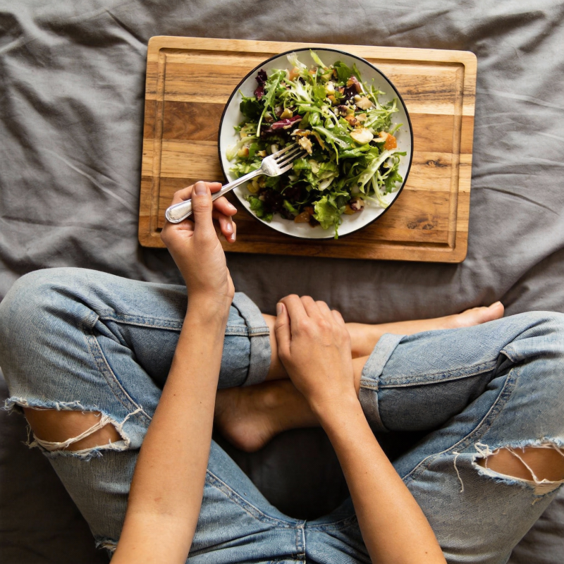 床榻上的沙拉时光图片