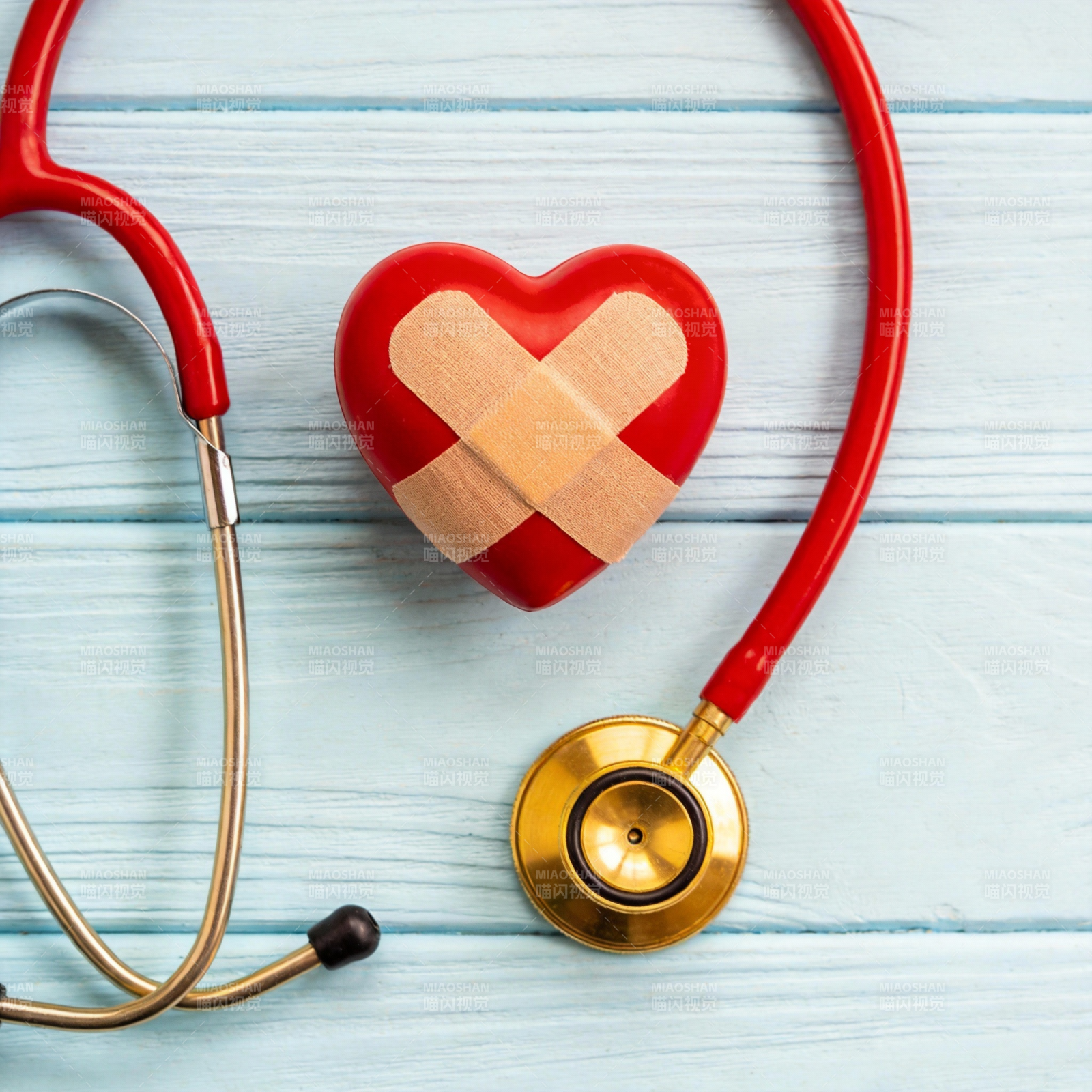 爱心与听诊器图片