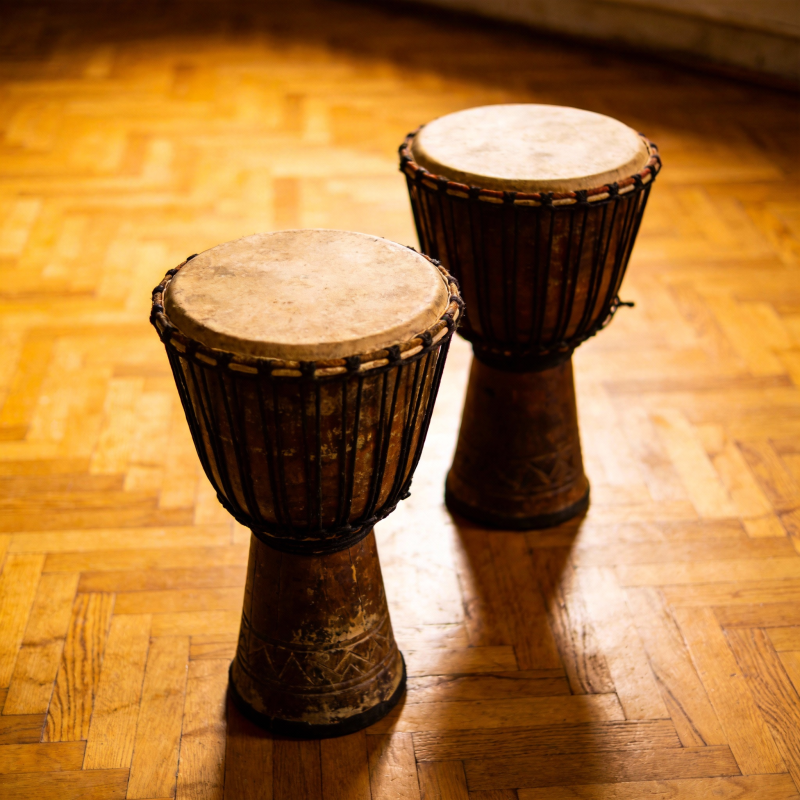 非洲鼓静置木地板图片