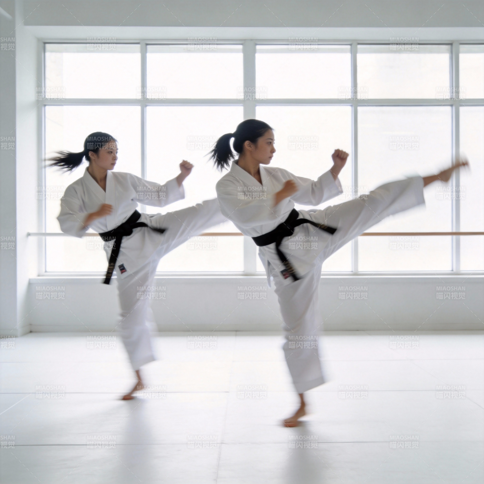 双人空手道踢腿图片