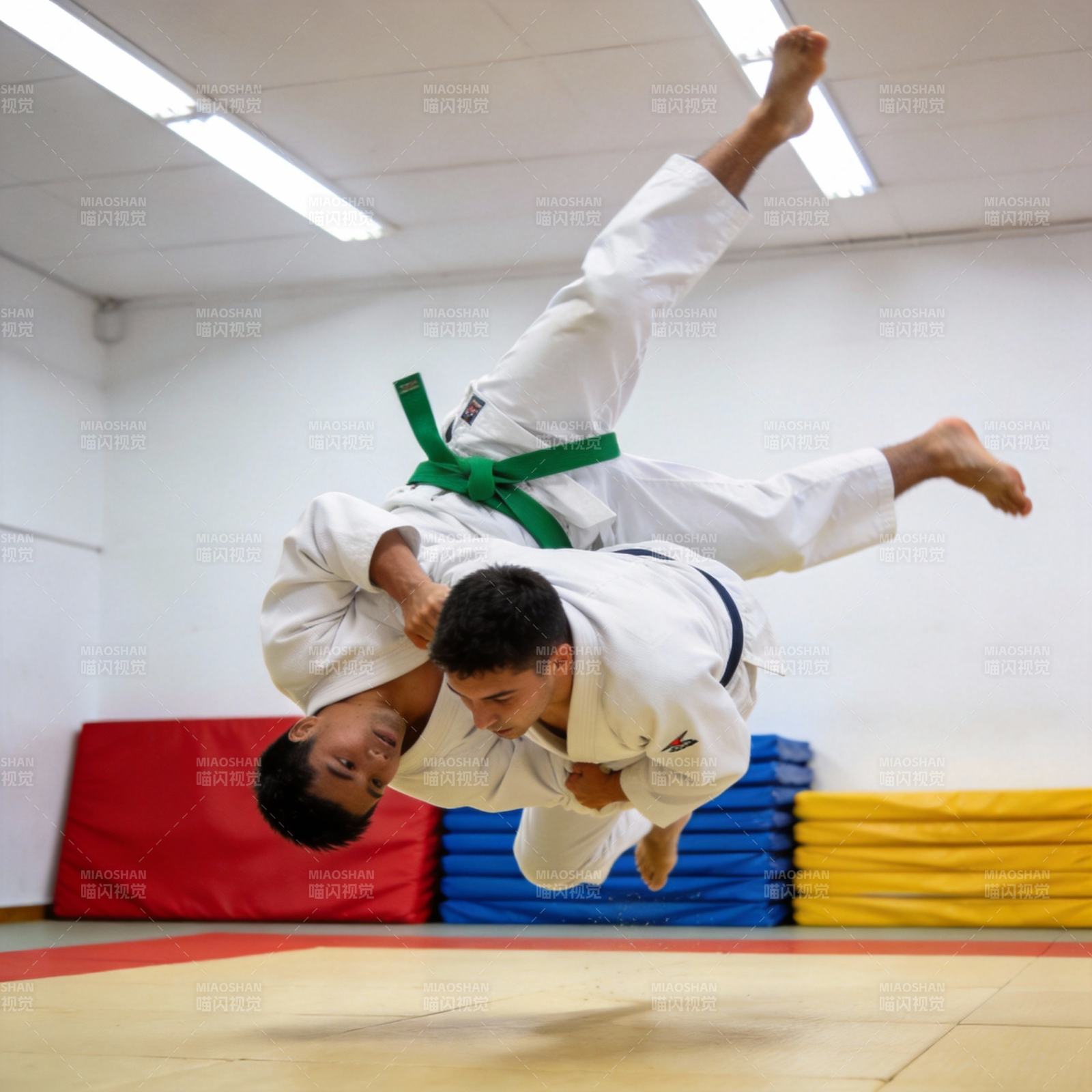 柔术翻滚瞬间图片