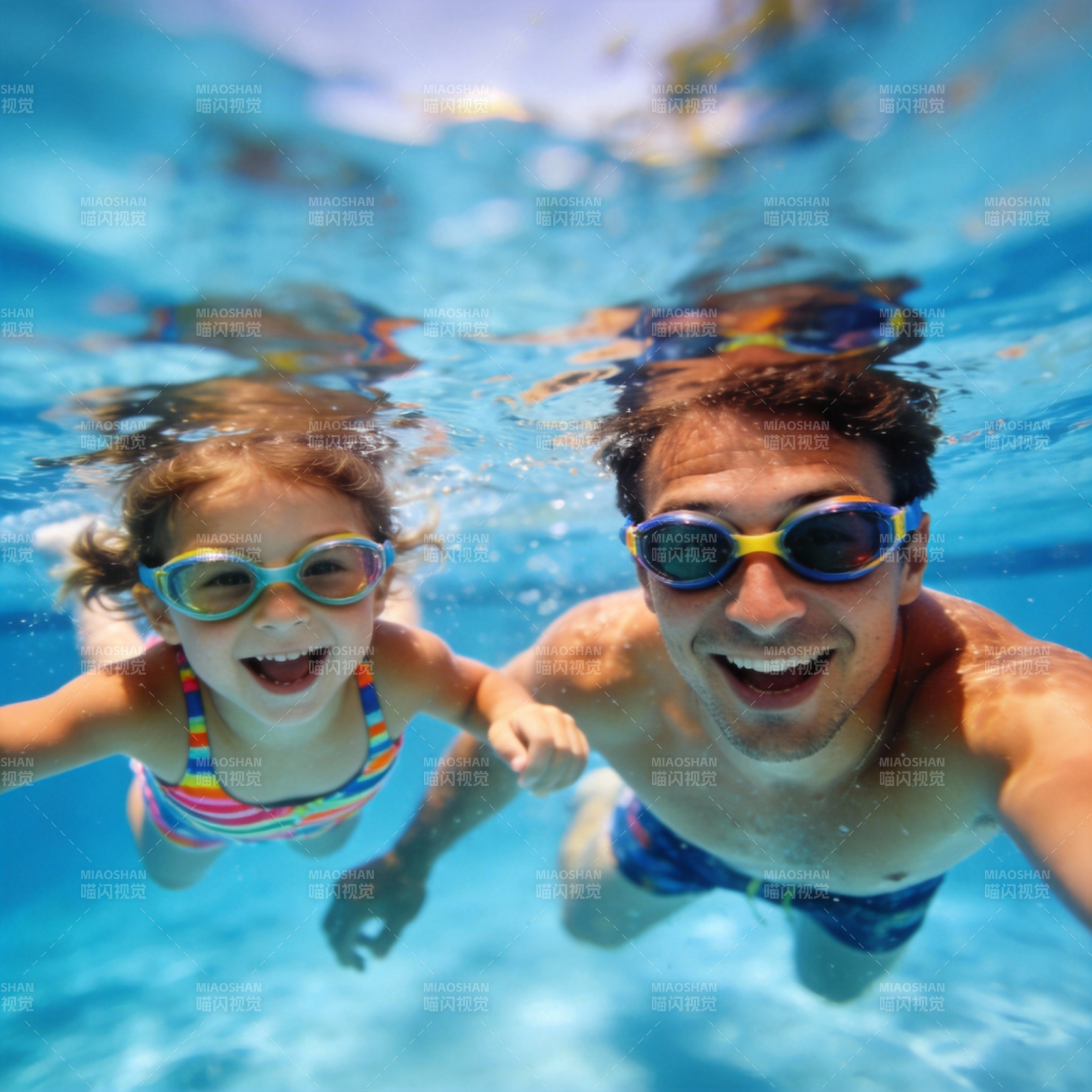 水下欢笑亲子时光图片