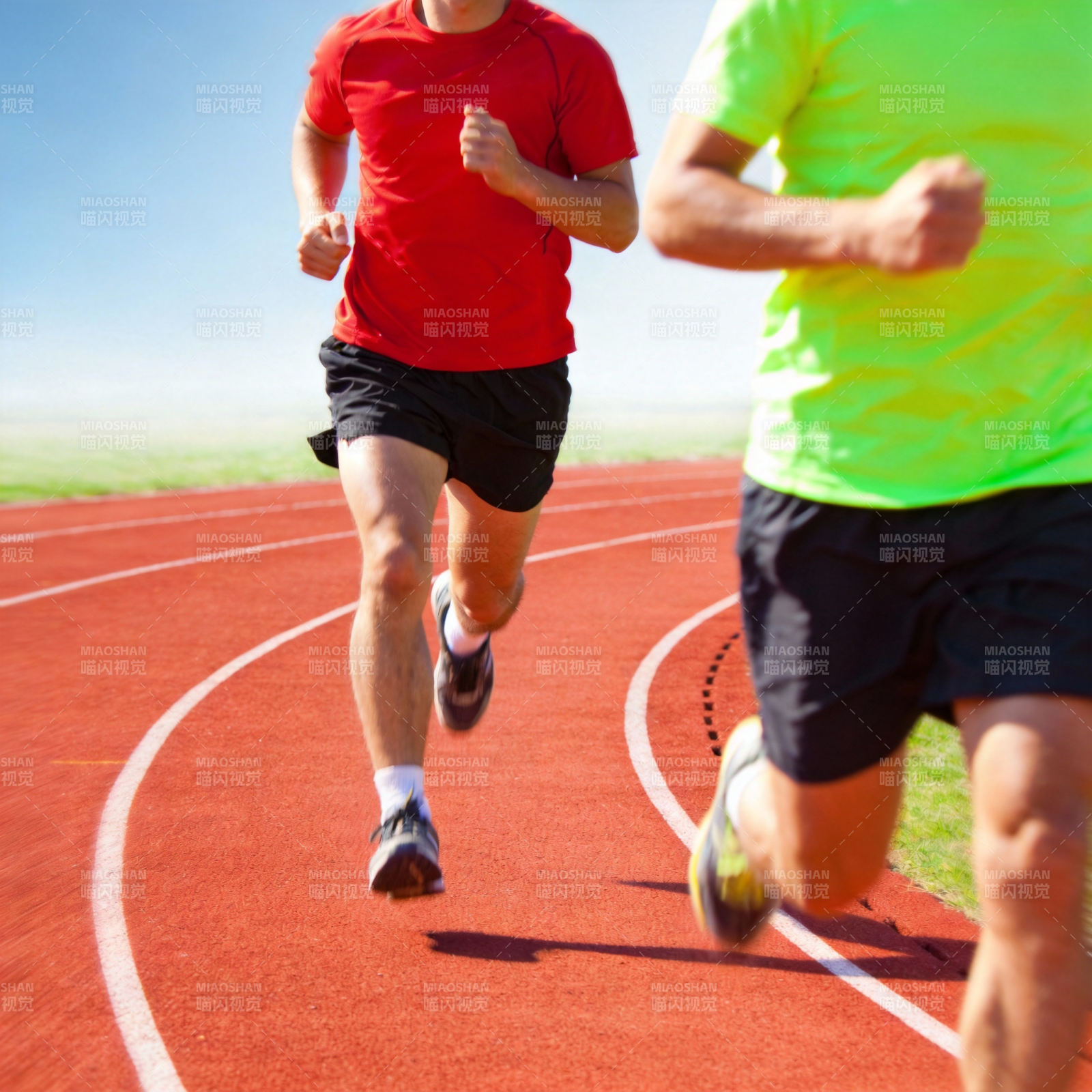 跑道上的速度对决图片