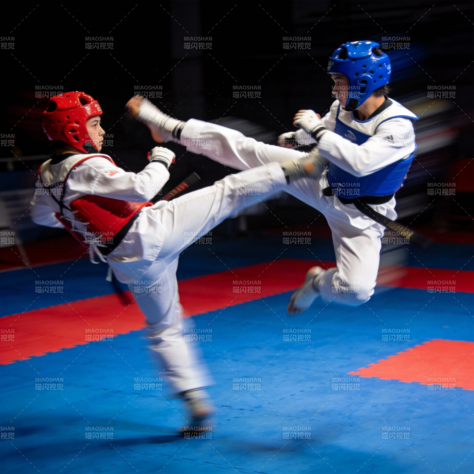 跆拳道对决瞬间图片