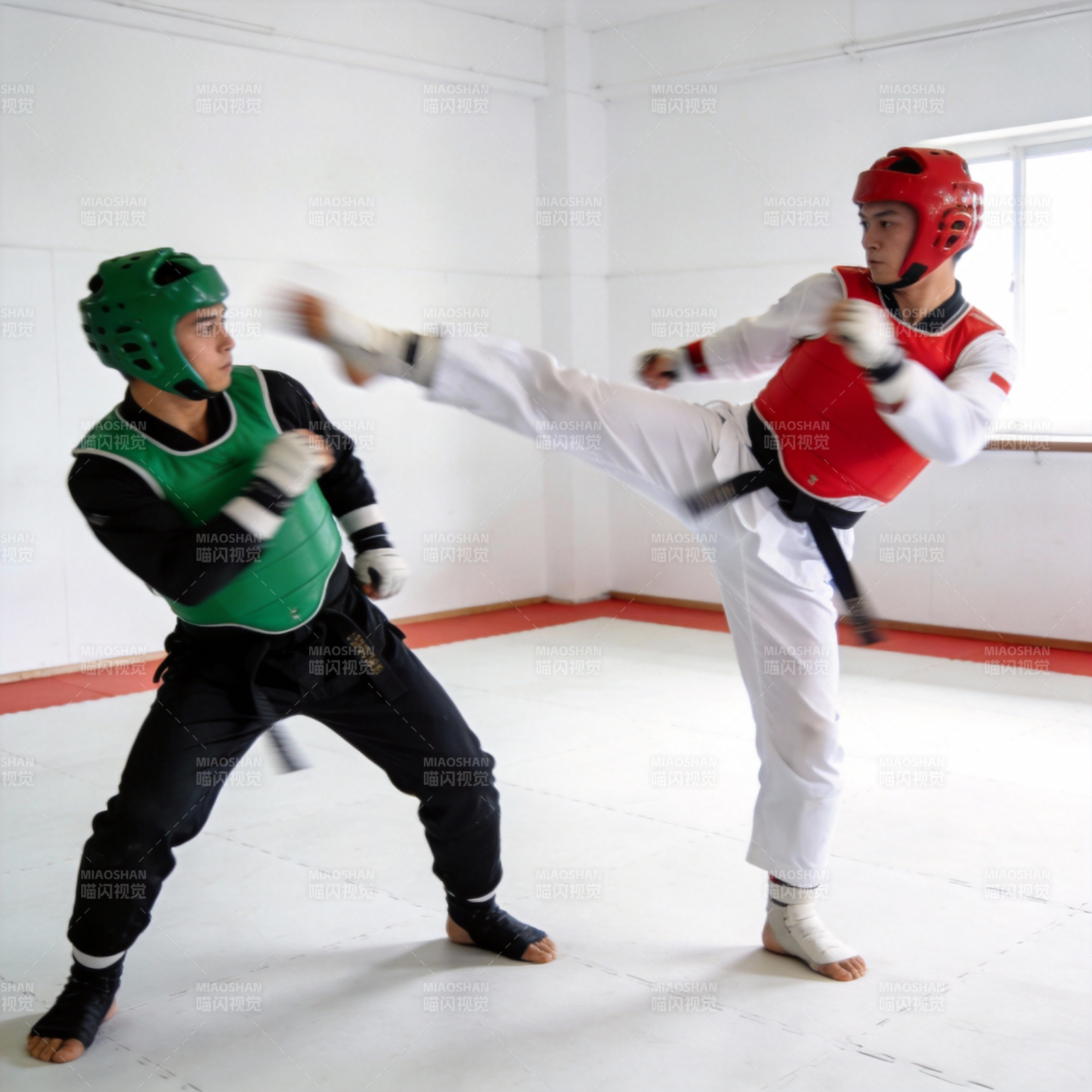 跆拳道对练瞬间图片