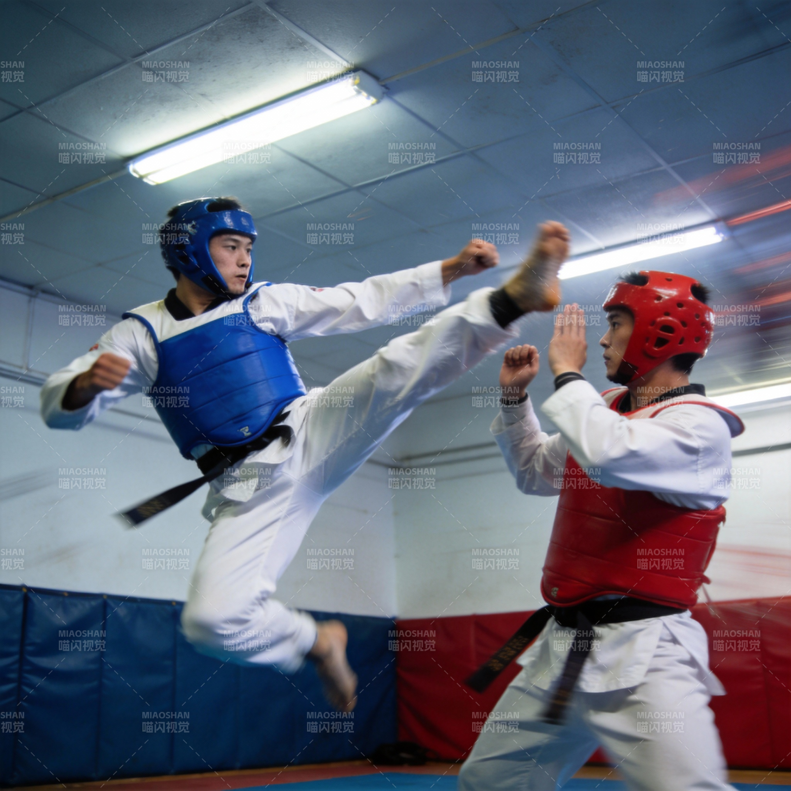 跆拳道对练瞬间图片