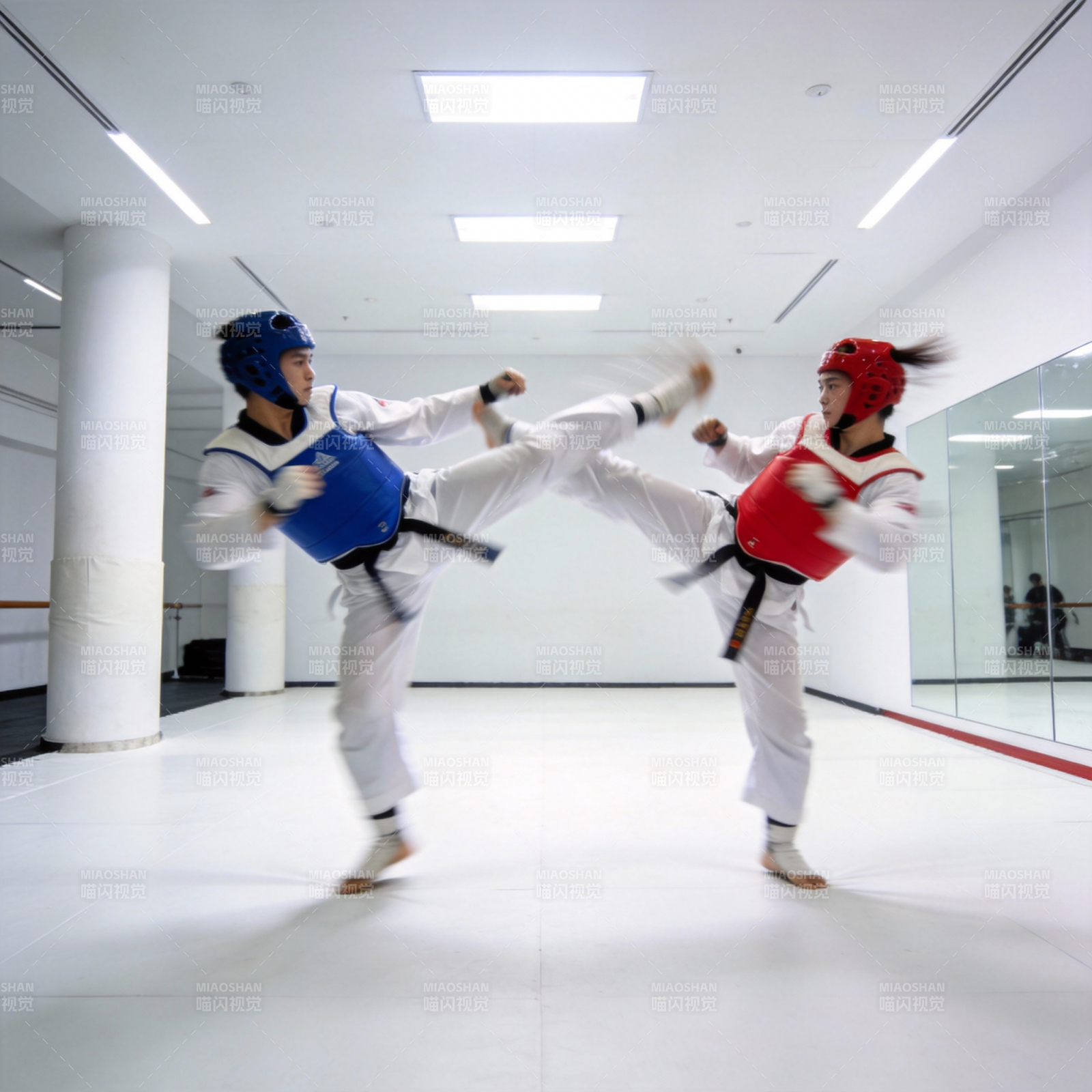 跆拳道对决瞬间图片