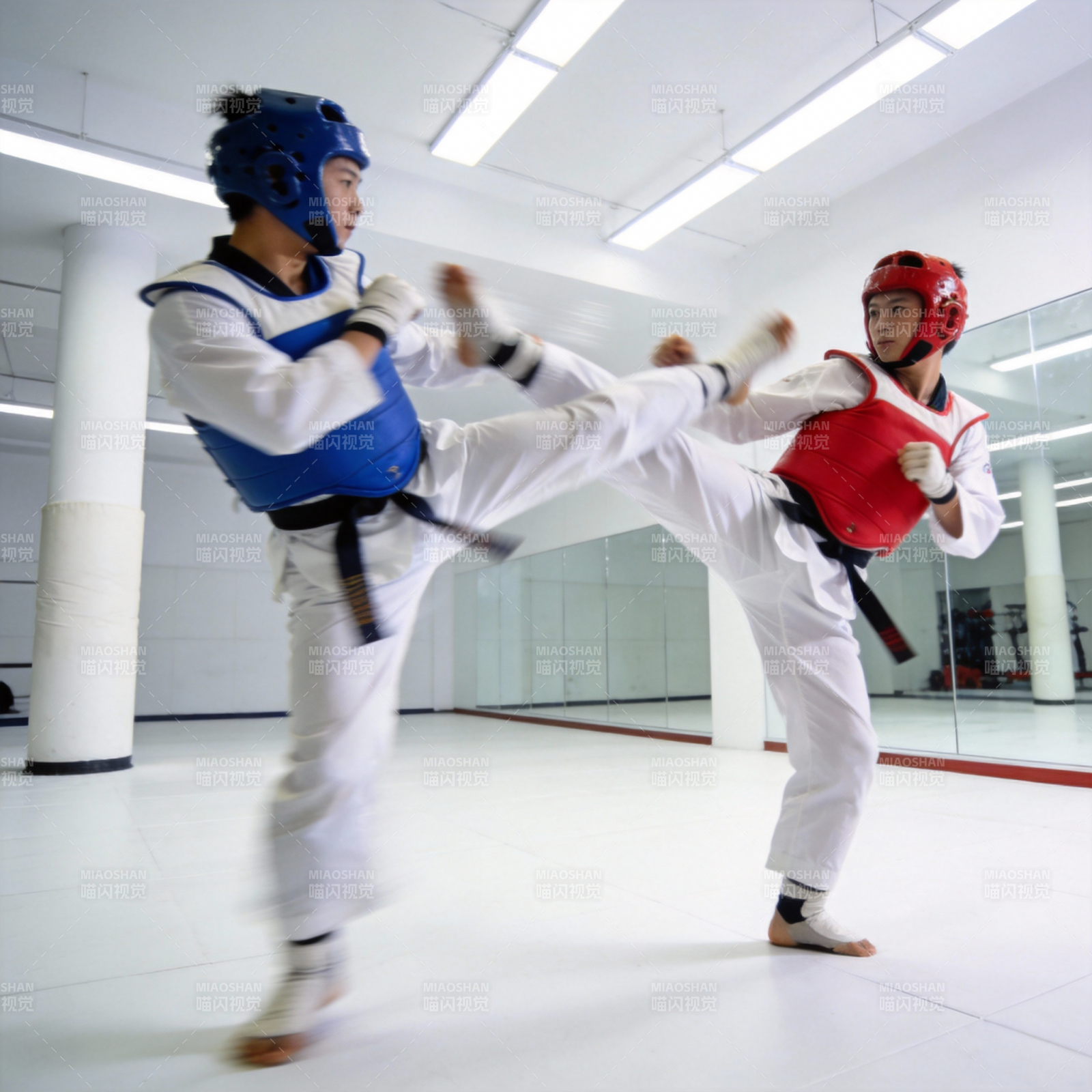 跆拳道对练瞬间图片
