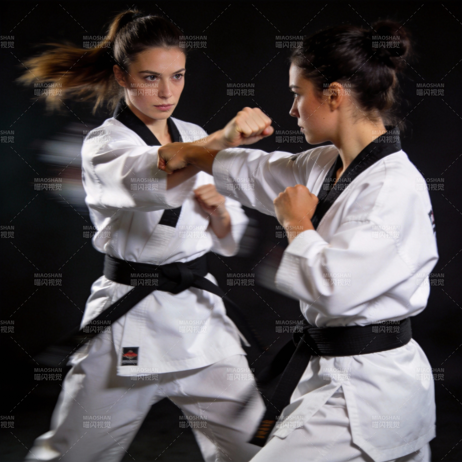 双女对练跆拳道图片