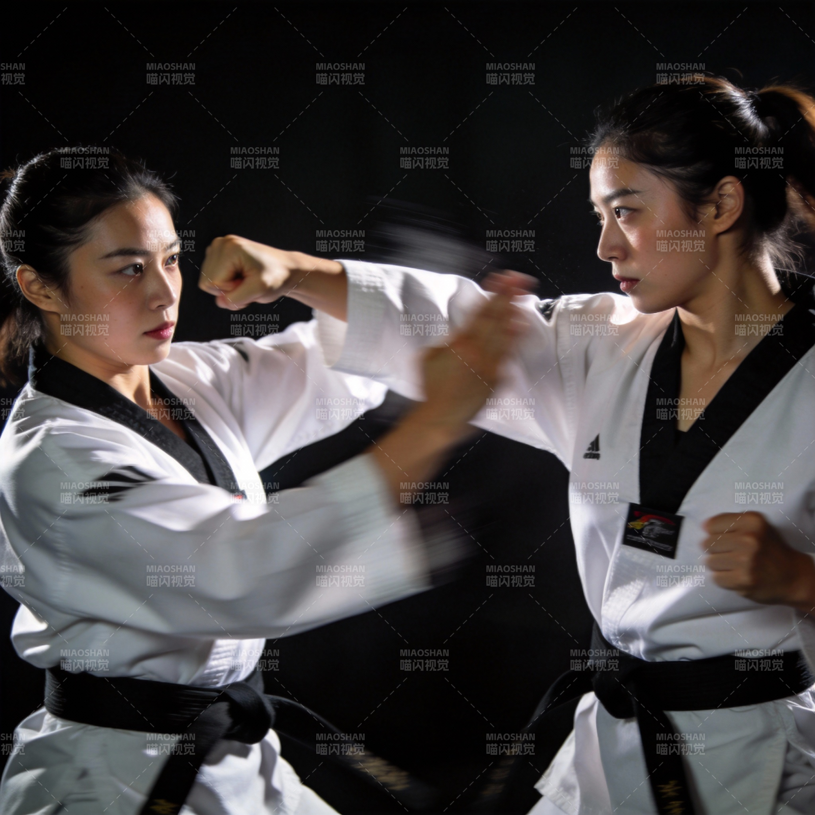 跆拳道对决瞬间图片