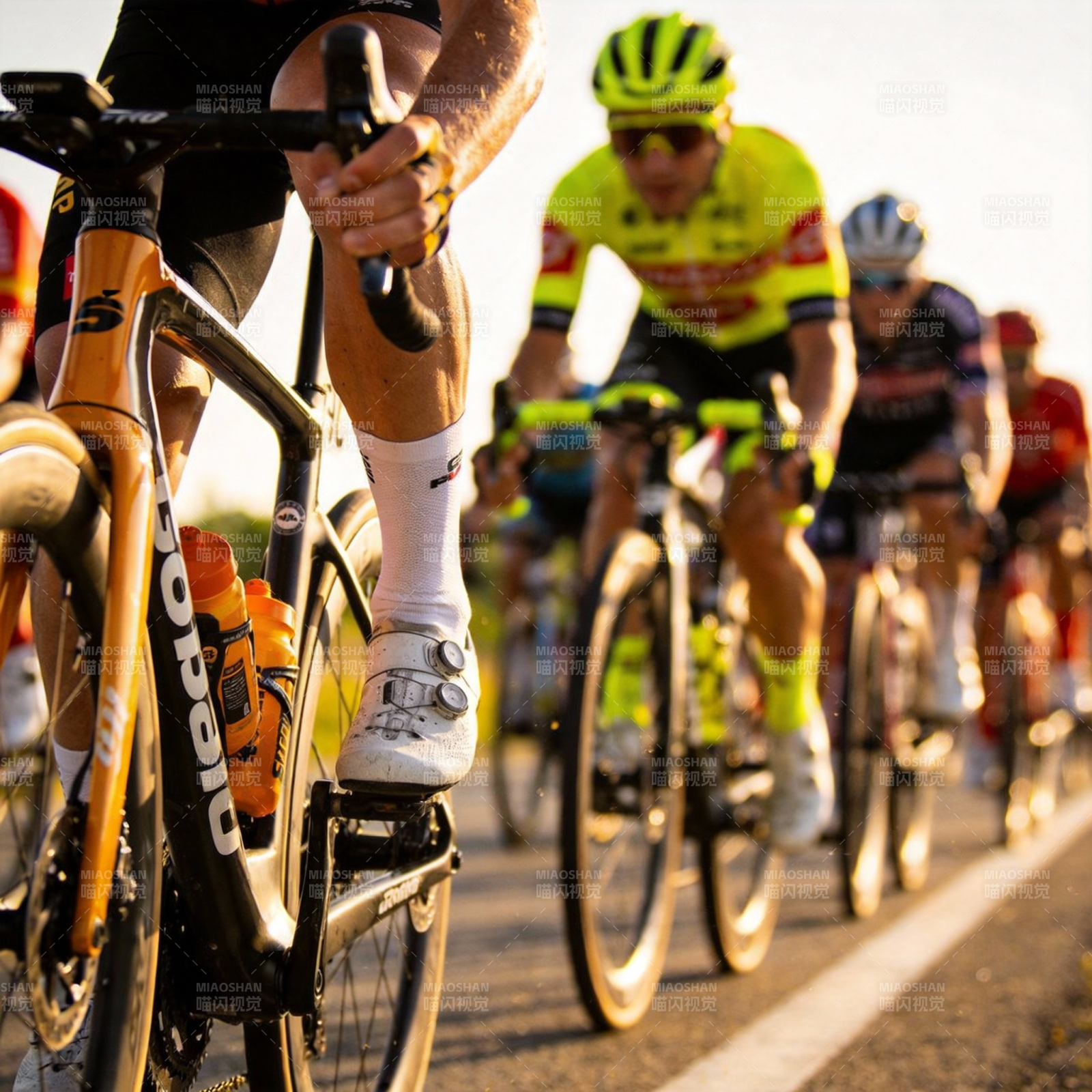 骑行竞速瞬间图片