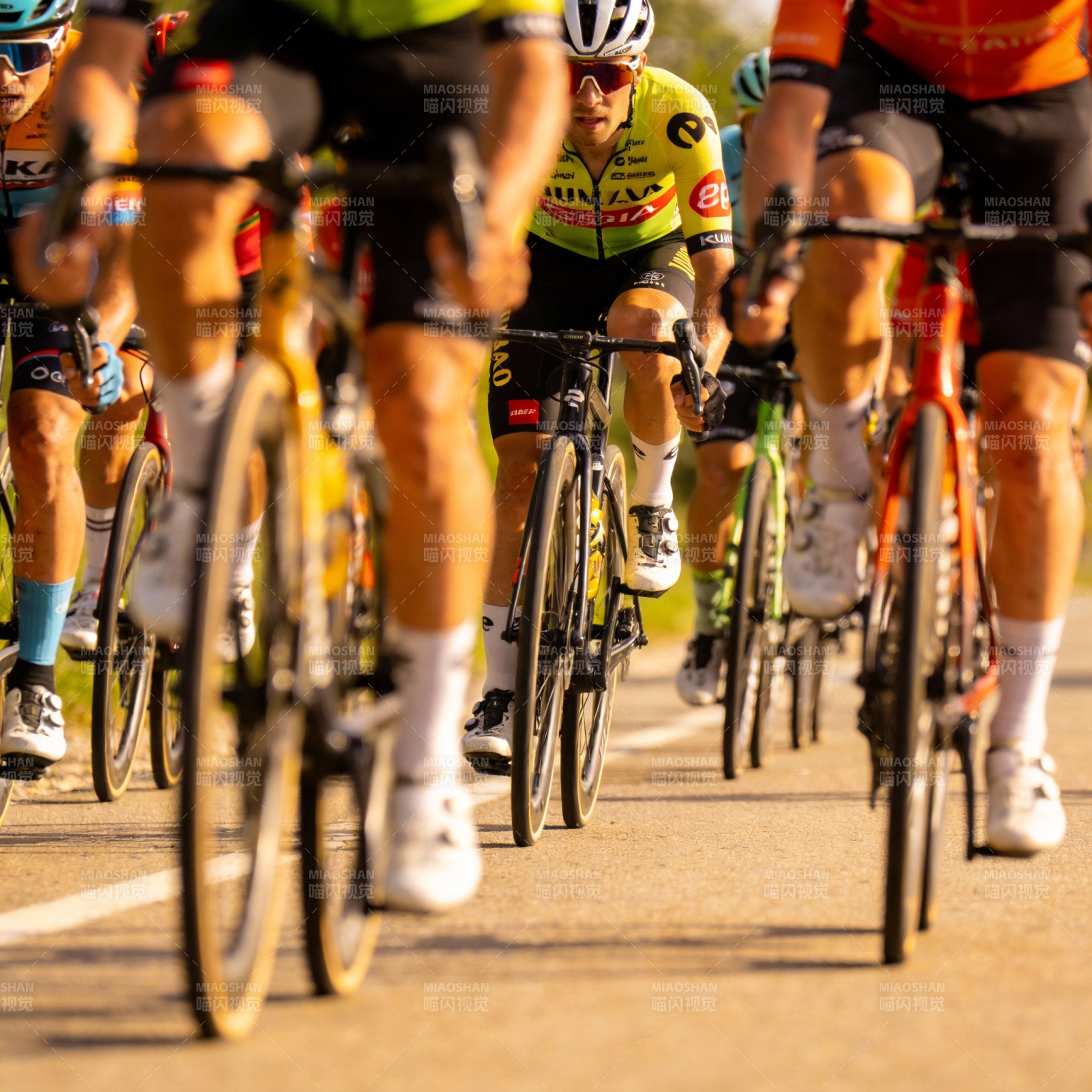 自行车赛激烈竞速图片