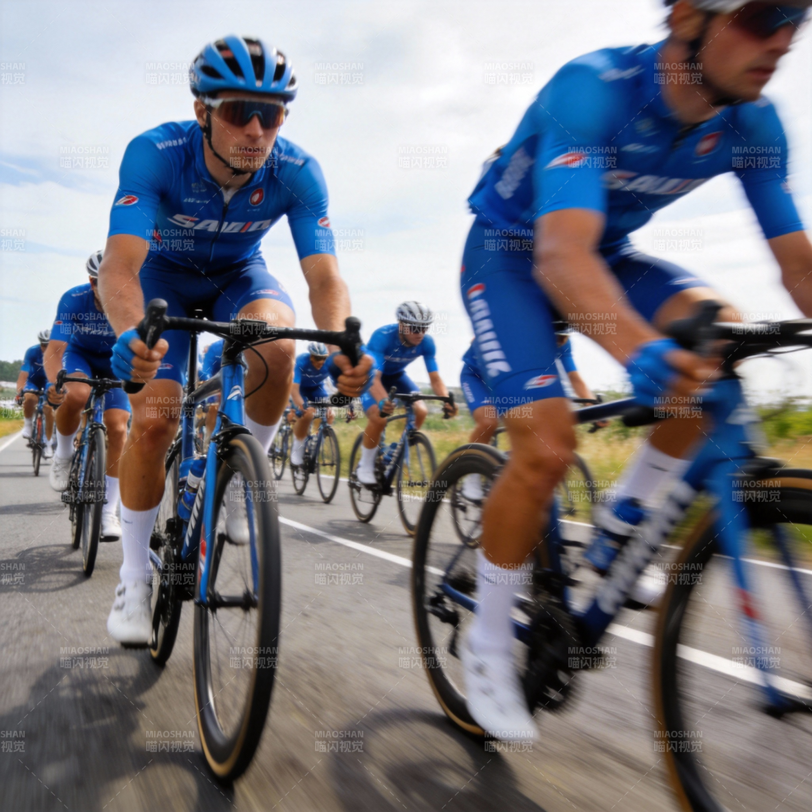 骑行队疾驰前行图片