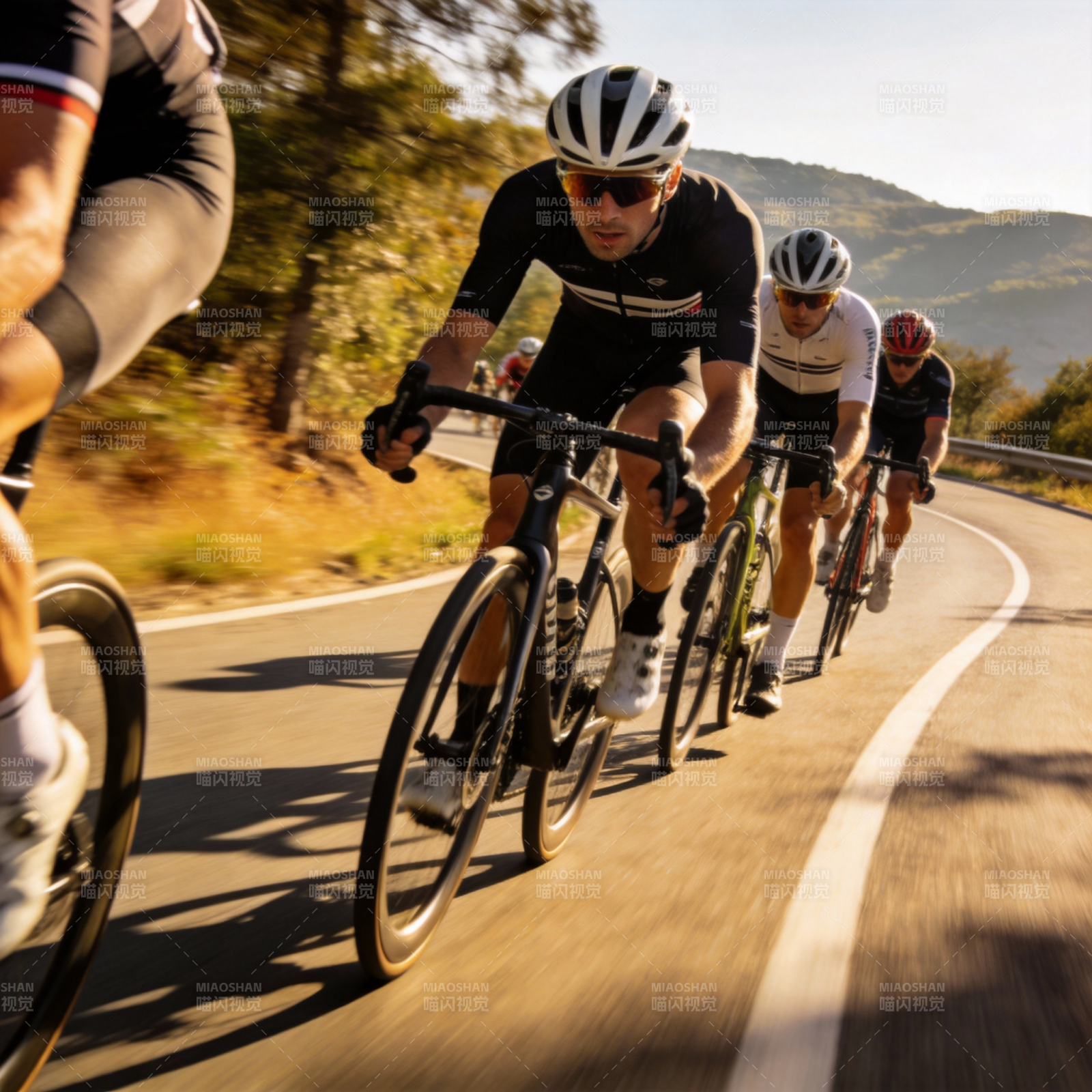 骑行竞速 山道飞驰图片