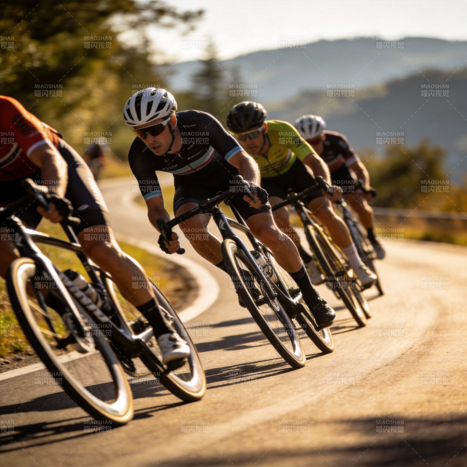 骑行竞速 山间驰骋图片