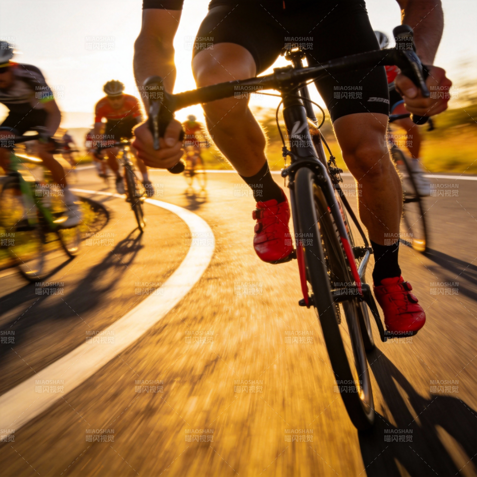 骑行竞速瞬间图片