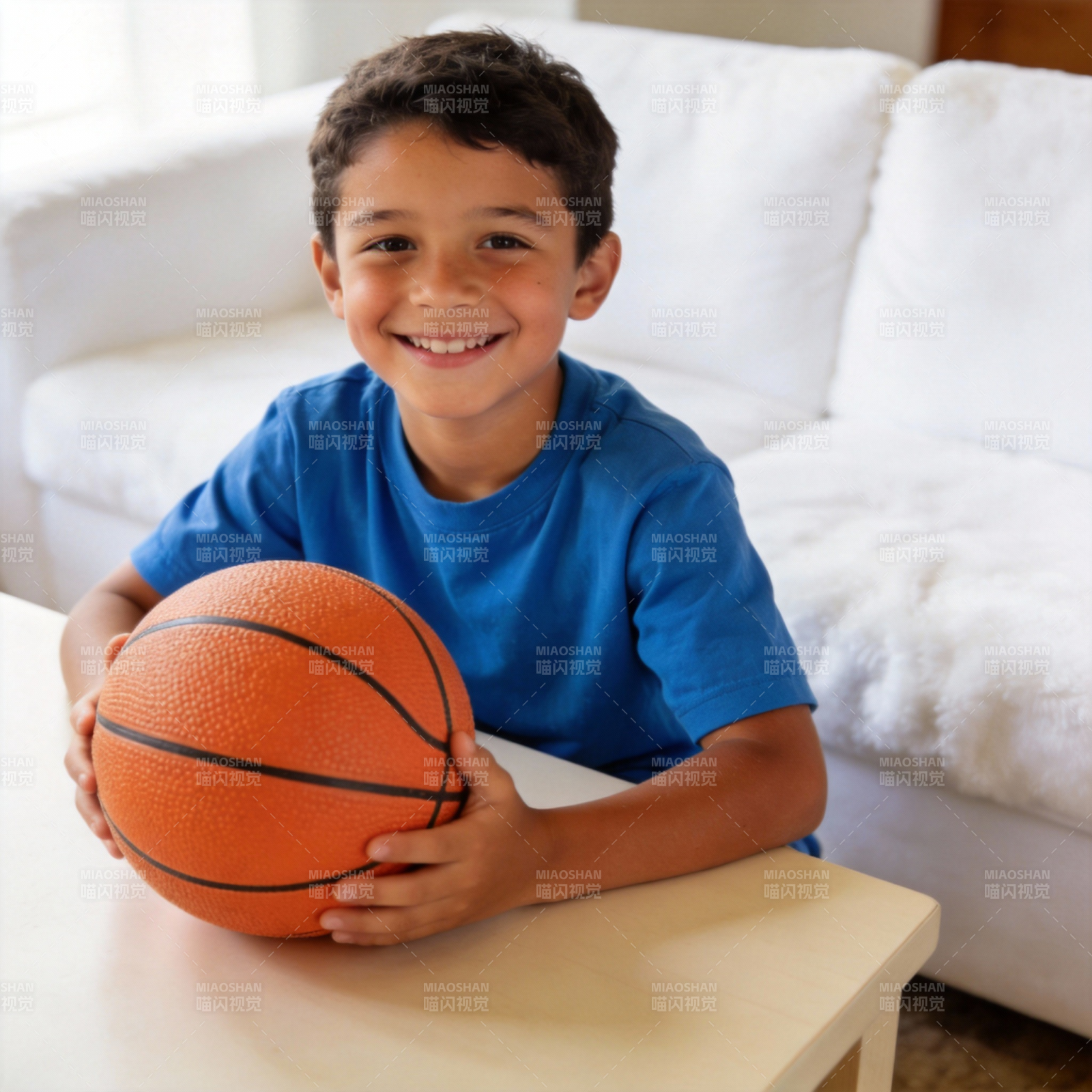 男孩手捧篮球微笑图片