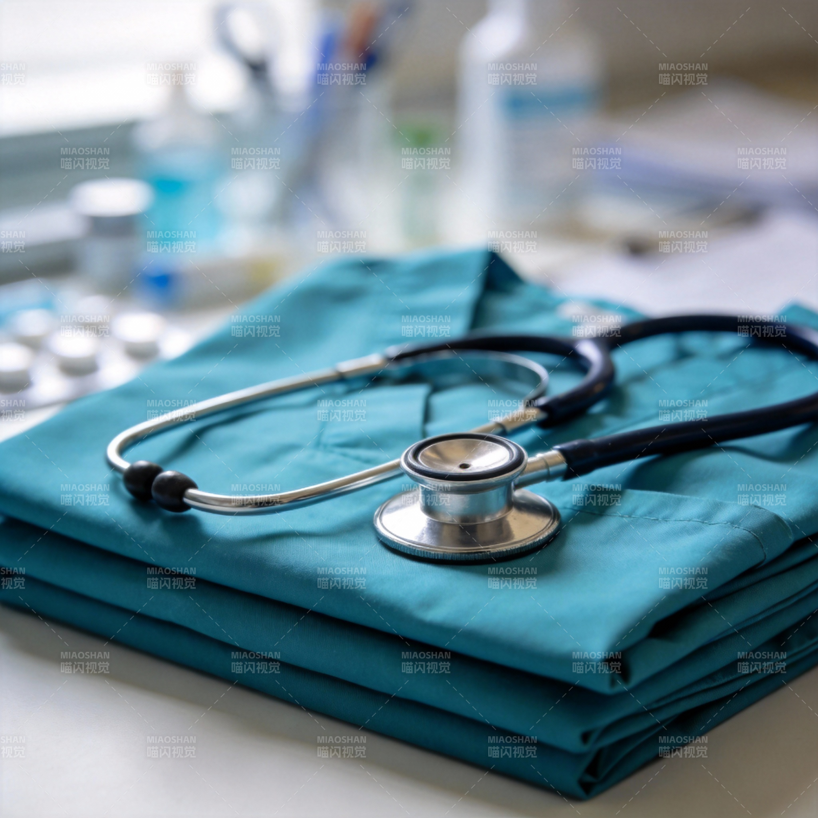 听诊器与手术服图片