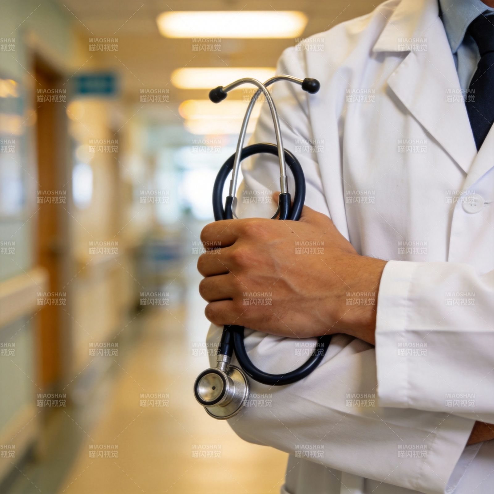 医生手持听诊器图片
