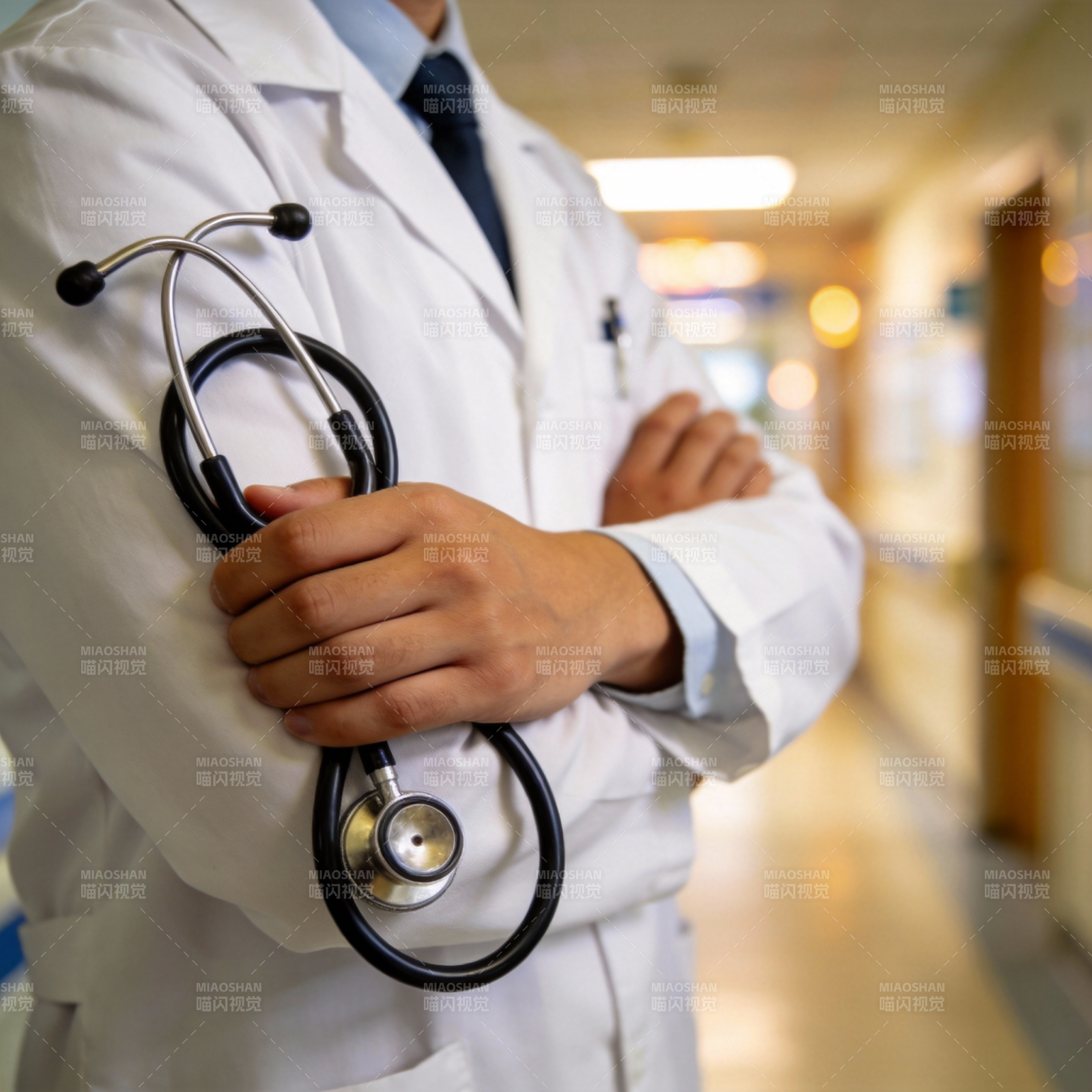 医生走廊伫立图片