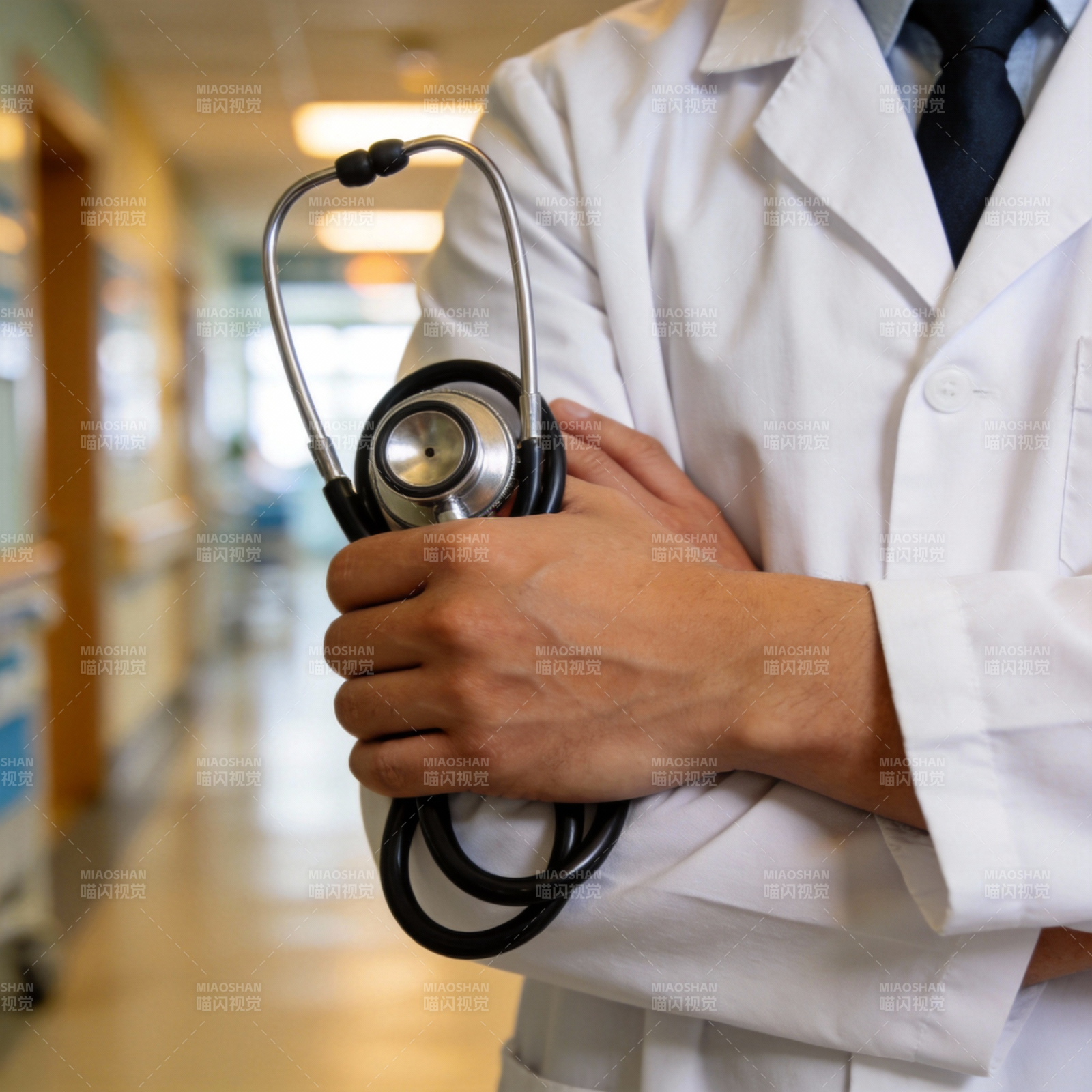 医生手持听诊器图片