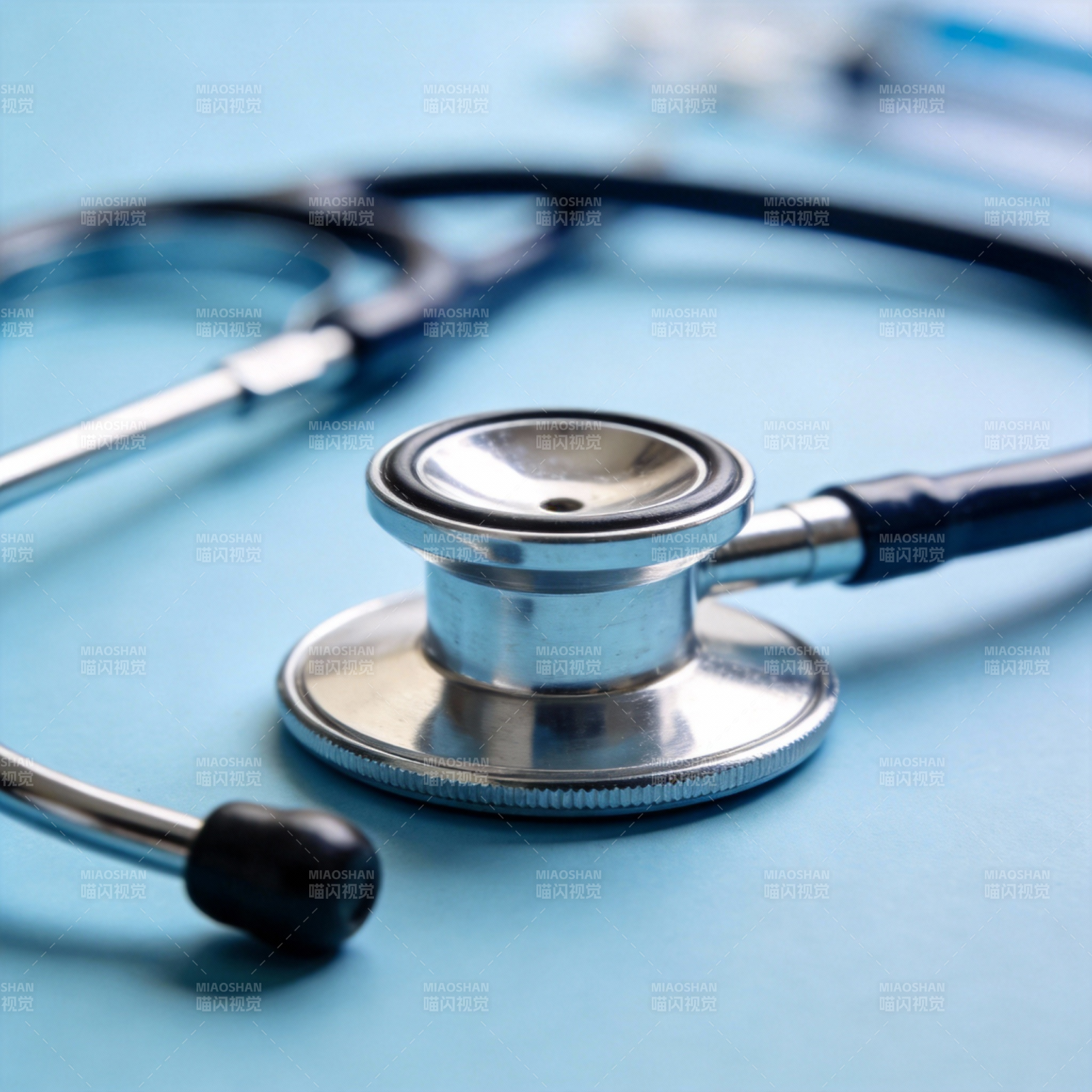 听诊器静置蓝色背景图片